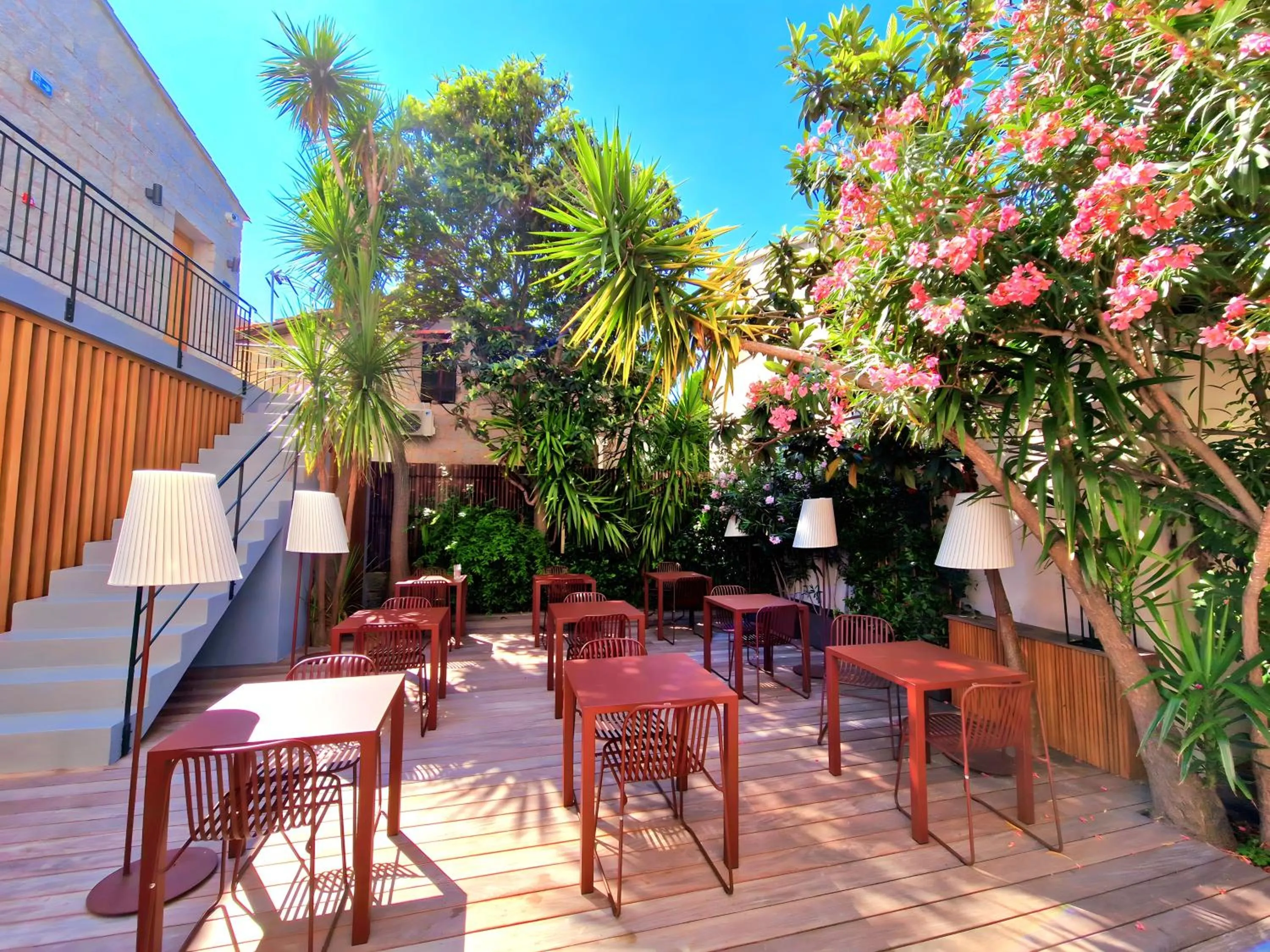 Patio in Hôtel Le Mistral