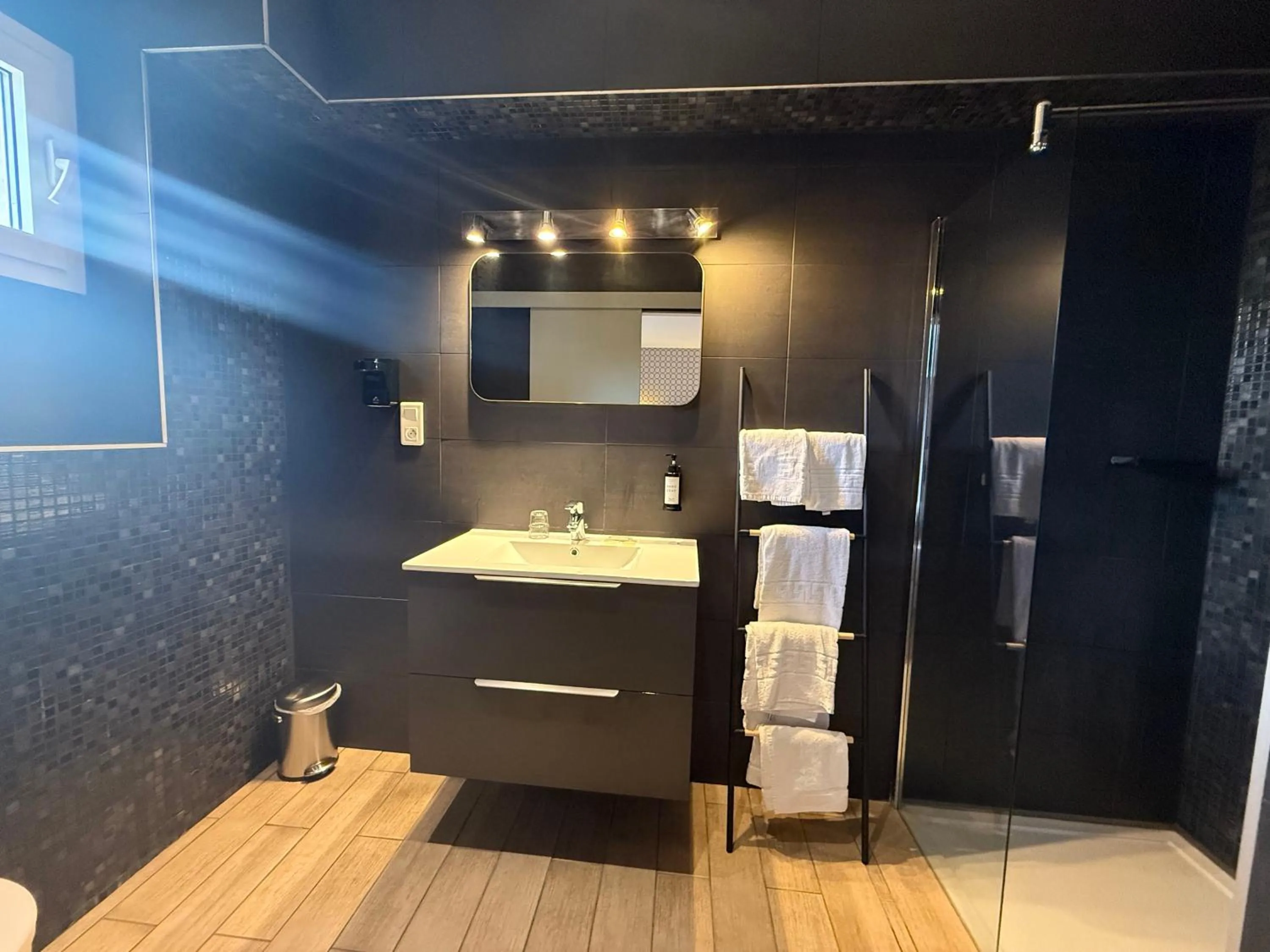 Shower in Hôtel Le Mistral