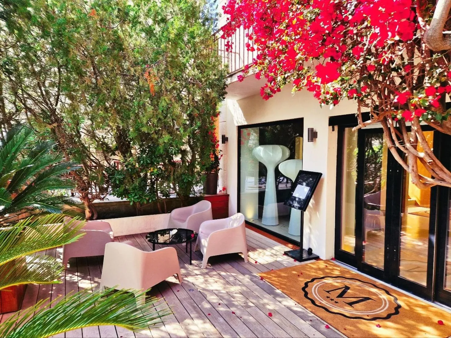 Patio in Hôtel Le Mistral