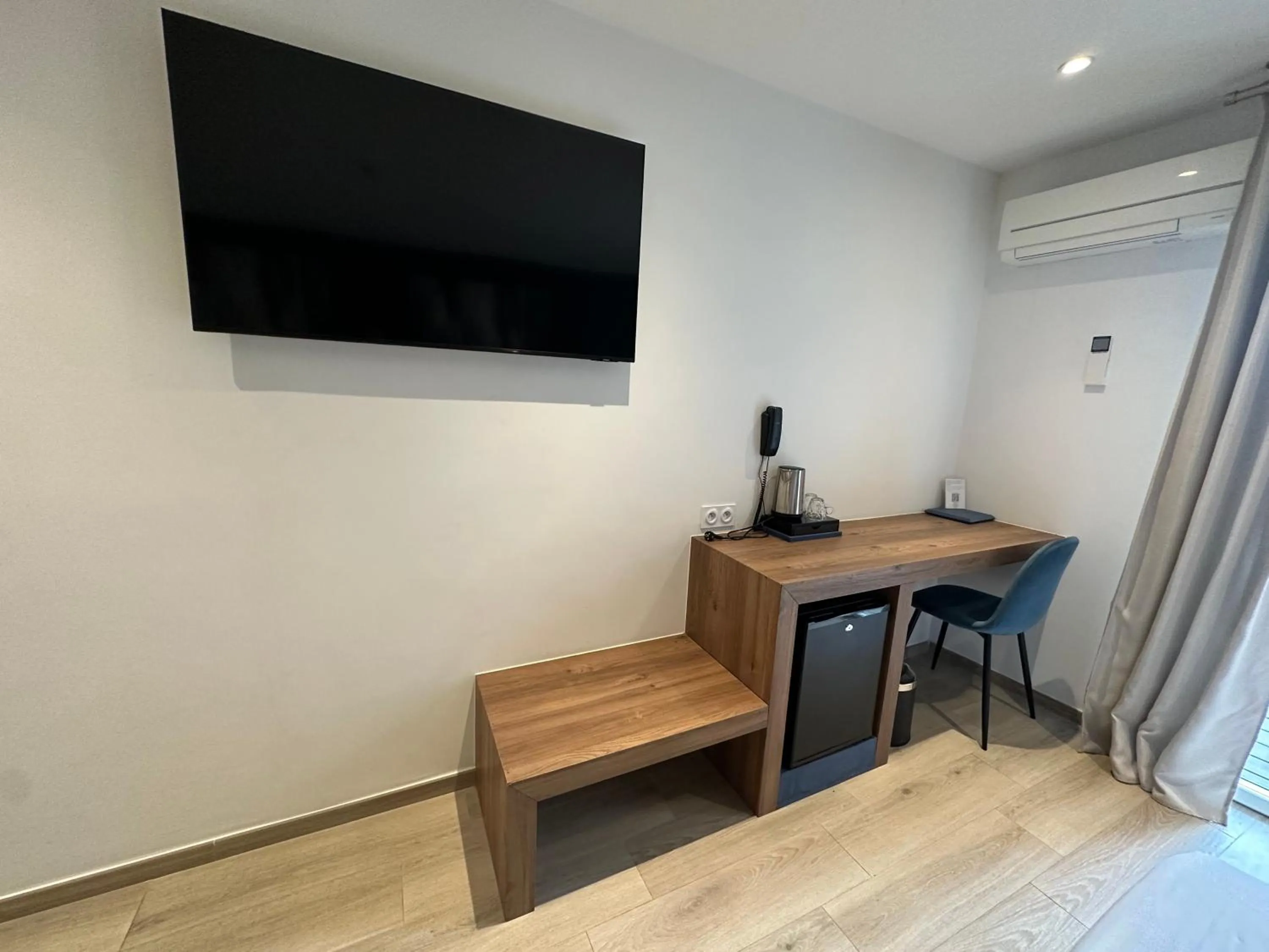 TV and multimedia in Hôtel Le Mistral