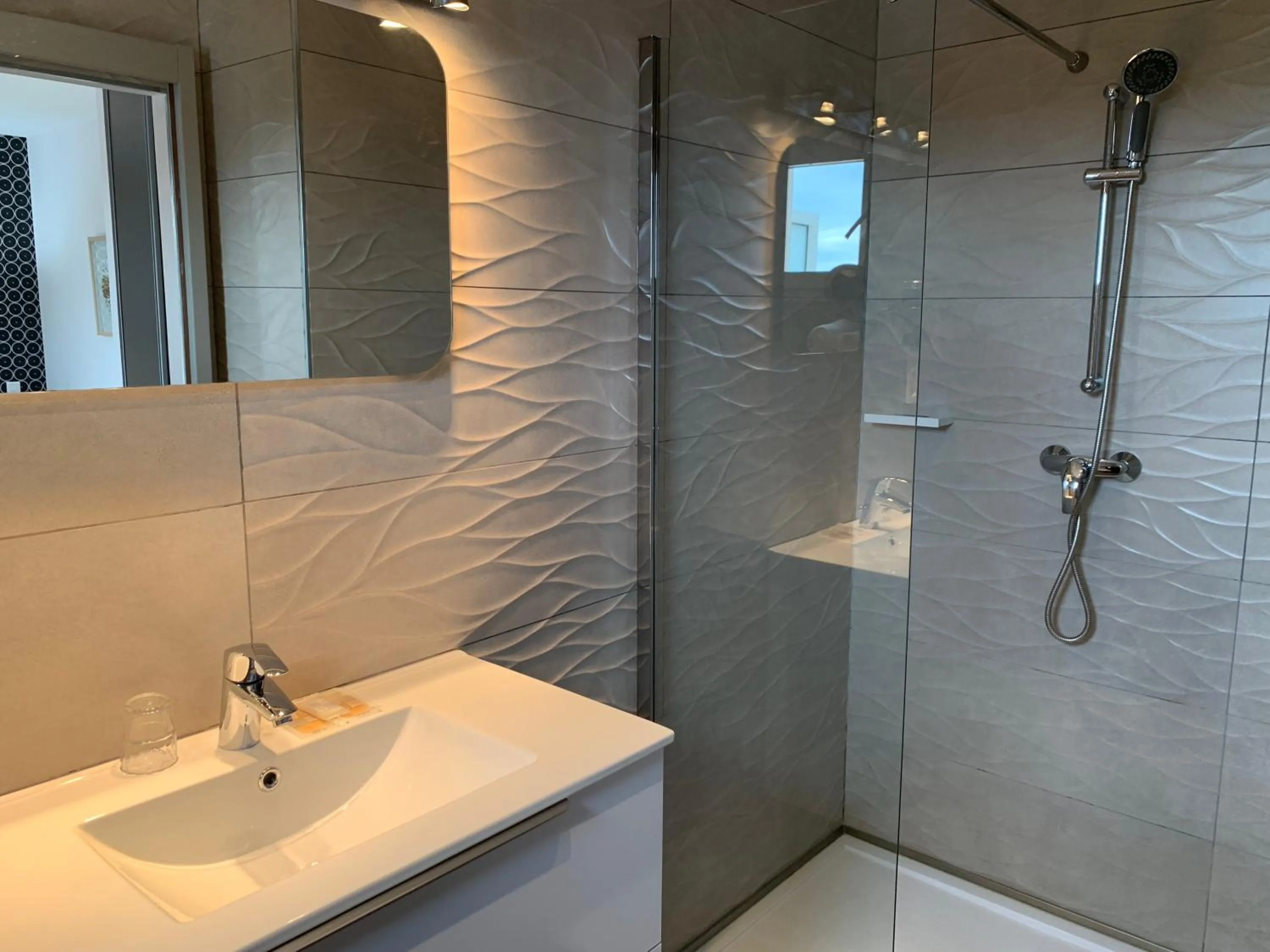 Shower in Hôtel Le Mistral