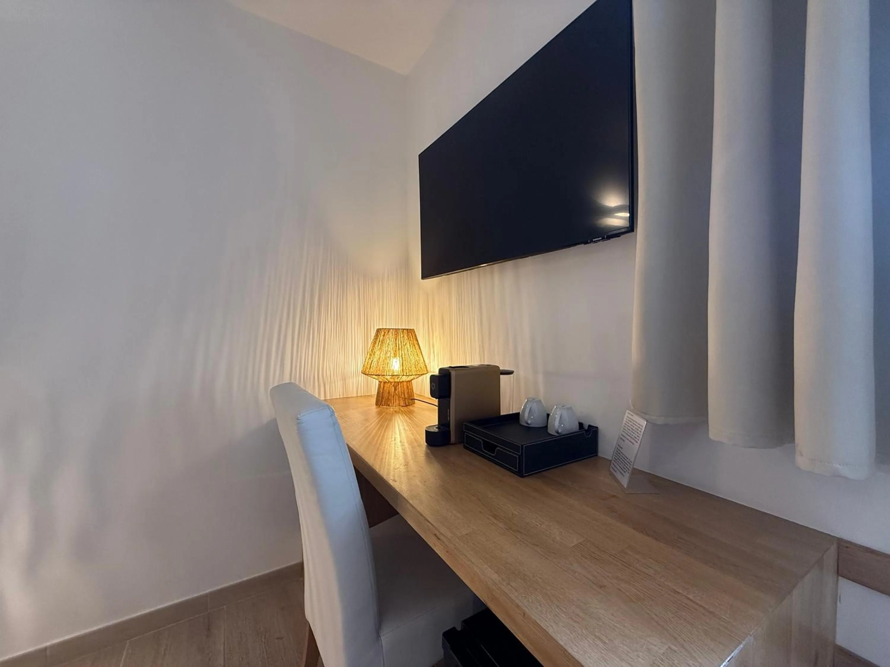 TV and multimedia in Hôtel Le Mistral