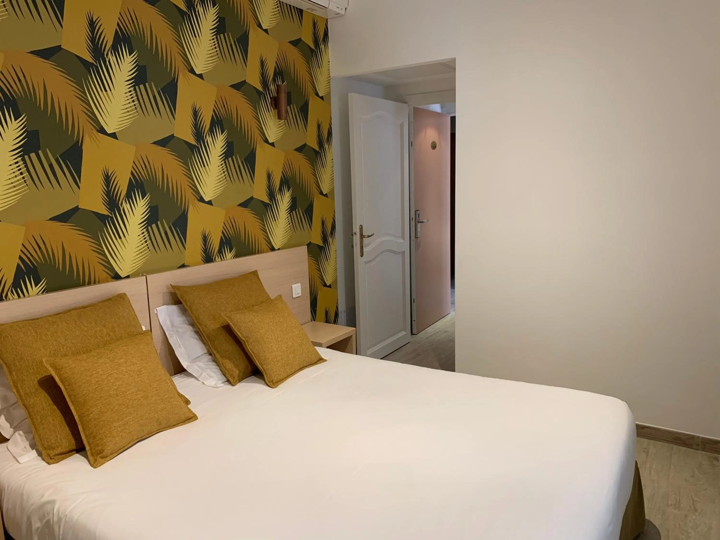 Decorative detail, Bed in Hôtel Le Mistral