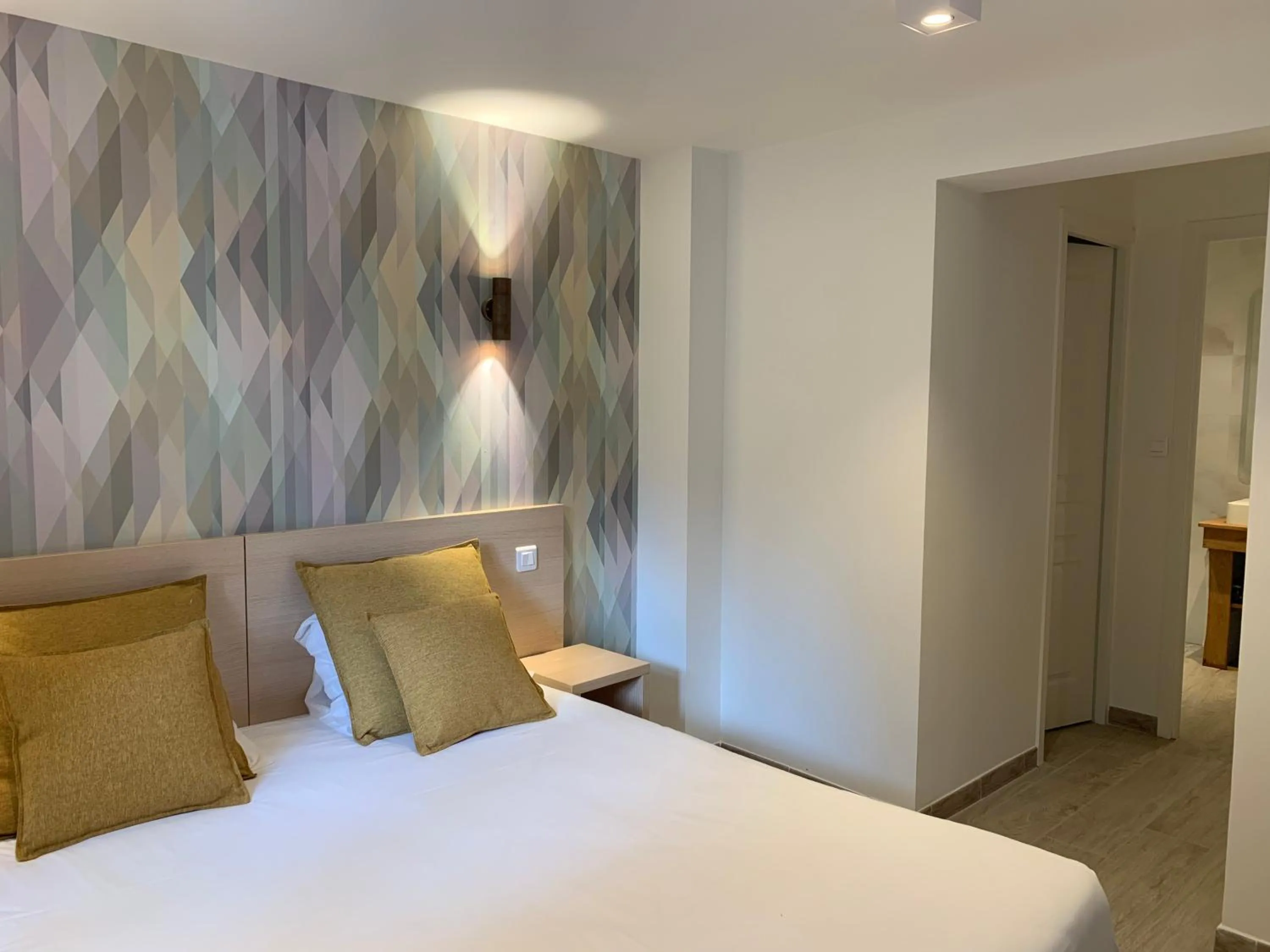 Decorative detail, Bed in Hôtel Le Mistral