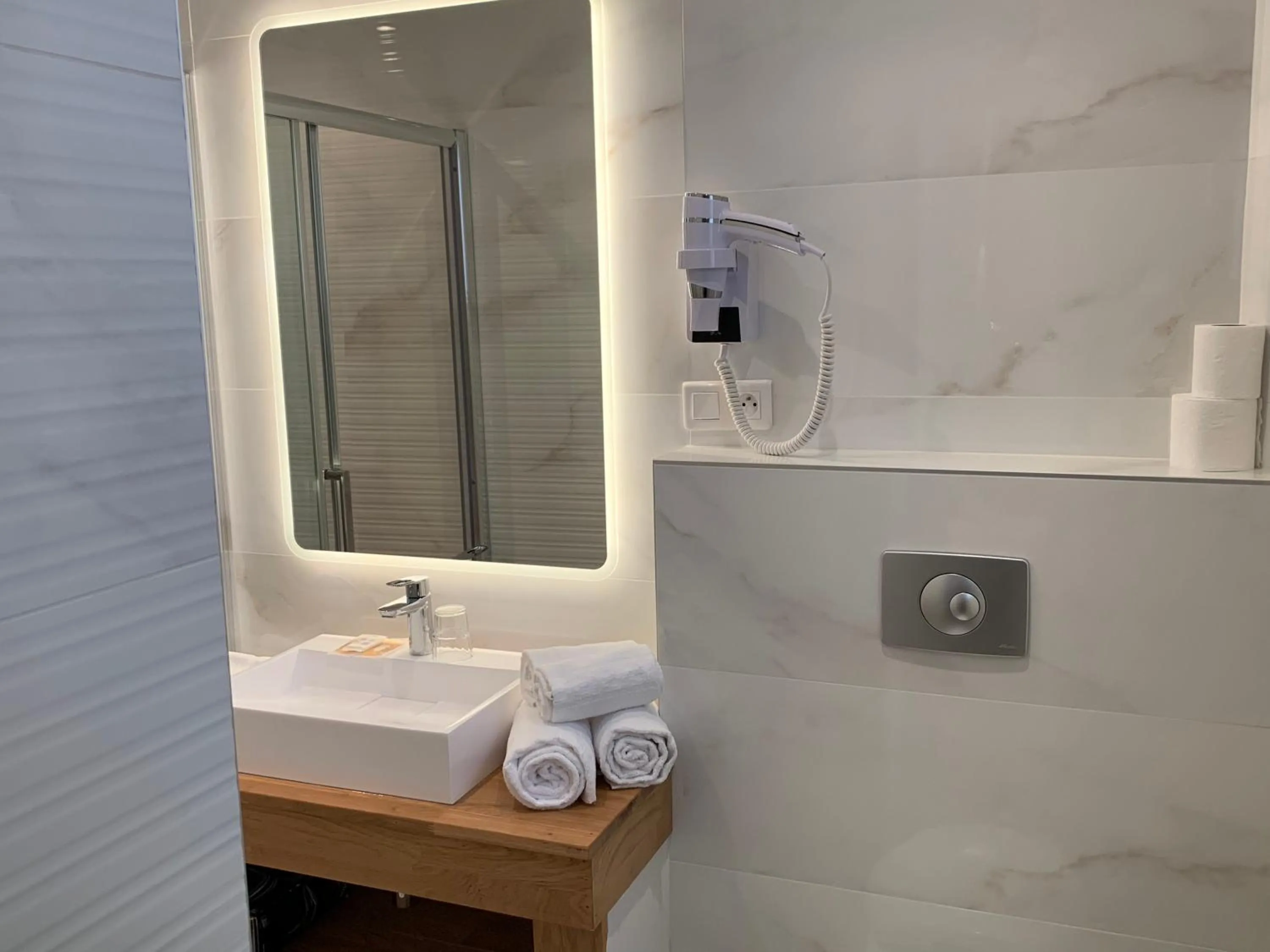 Toilet in Hôtel Le Mistral