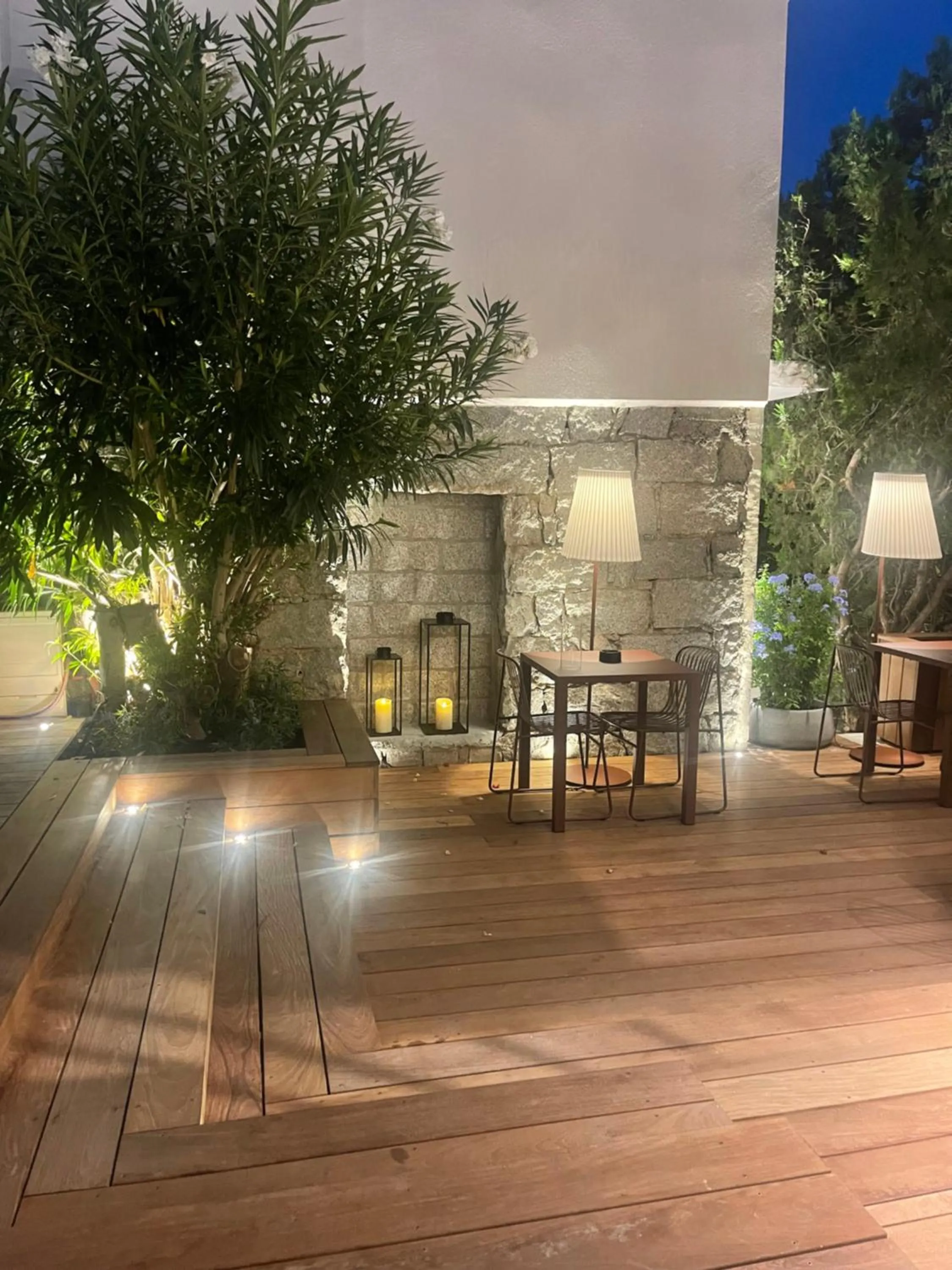 Patio in Hôtel Le Mistral