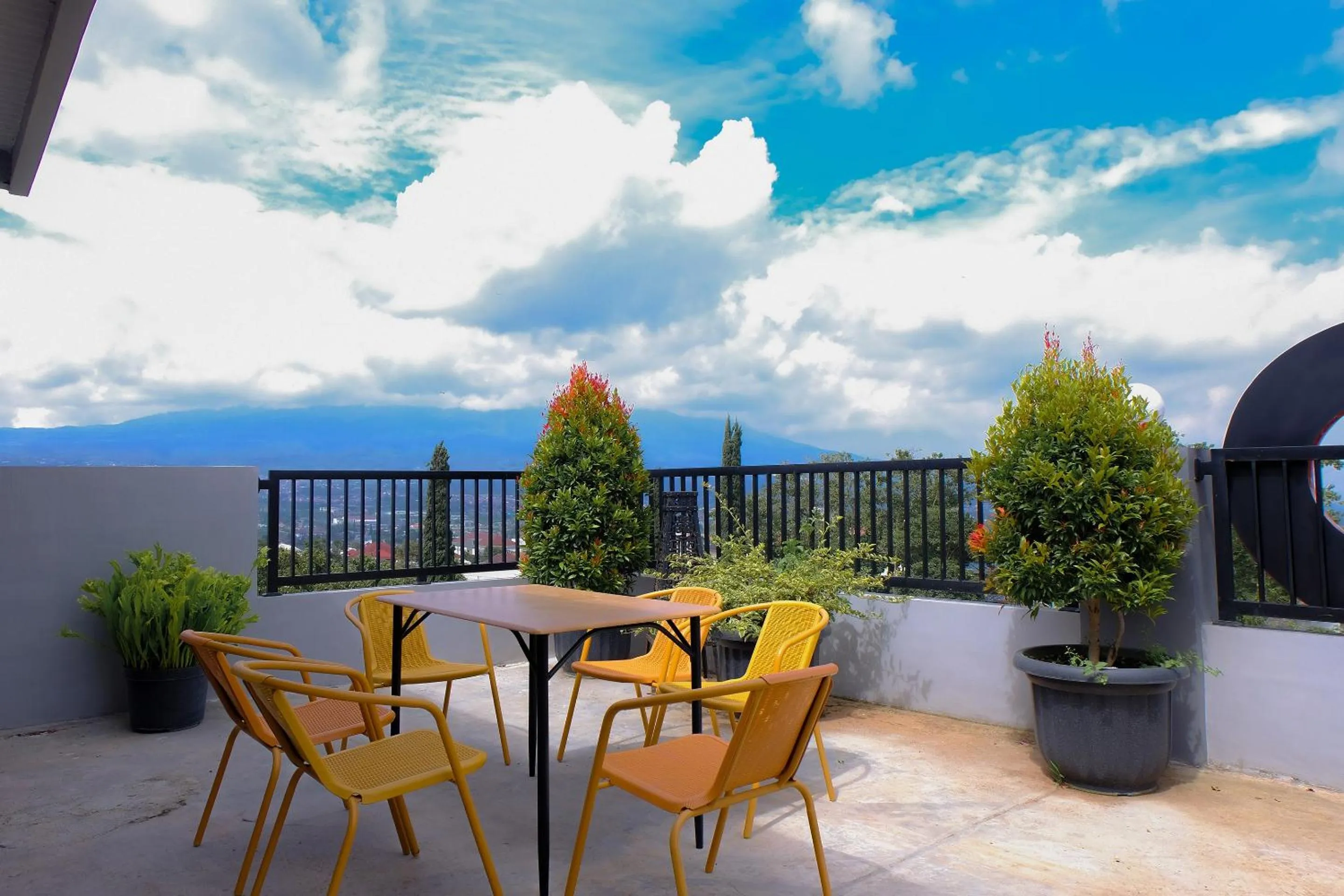 Restaurant/places to eat in Hotel O 32 Guest House