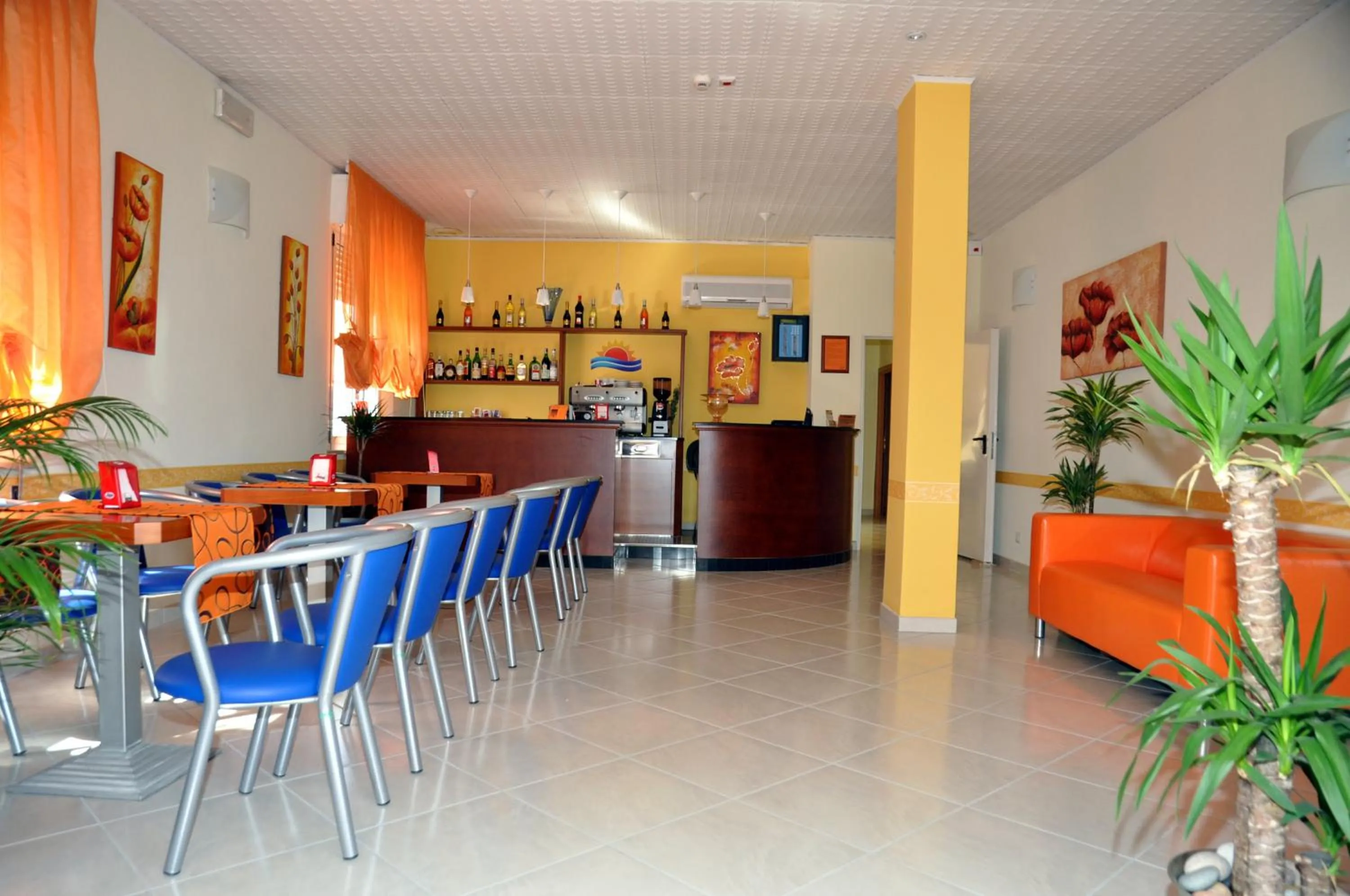 Lounge or bar in Hotel Holiday Beach