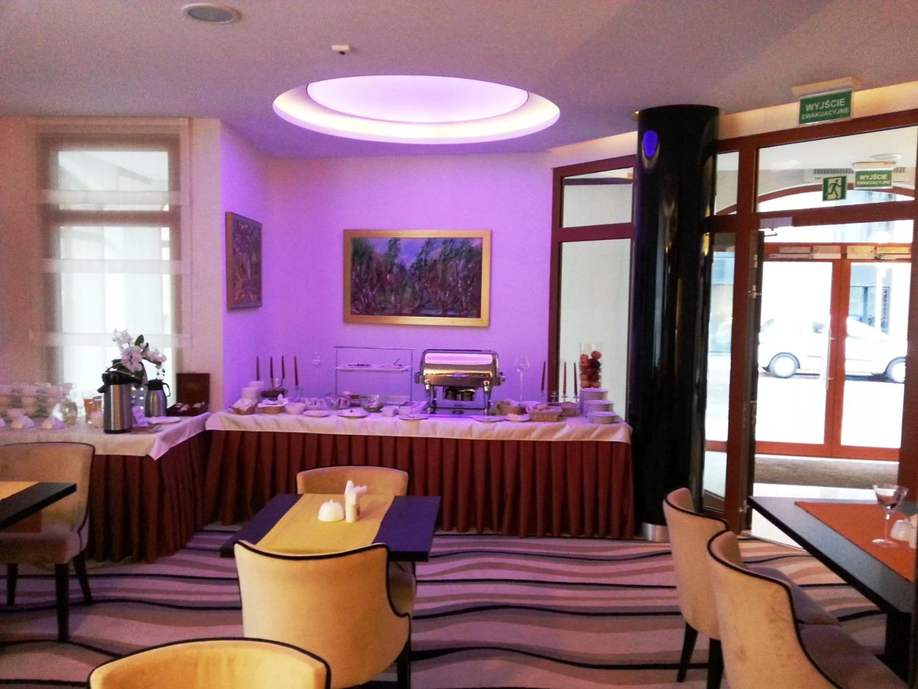 Restaurant/places to eat in Hotel Fahrenheit