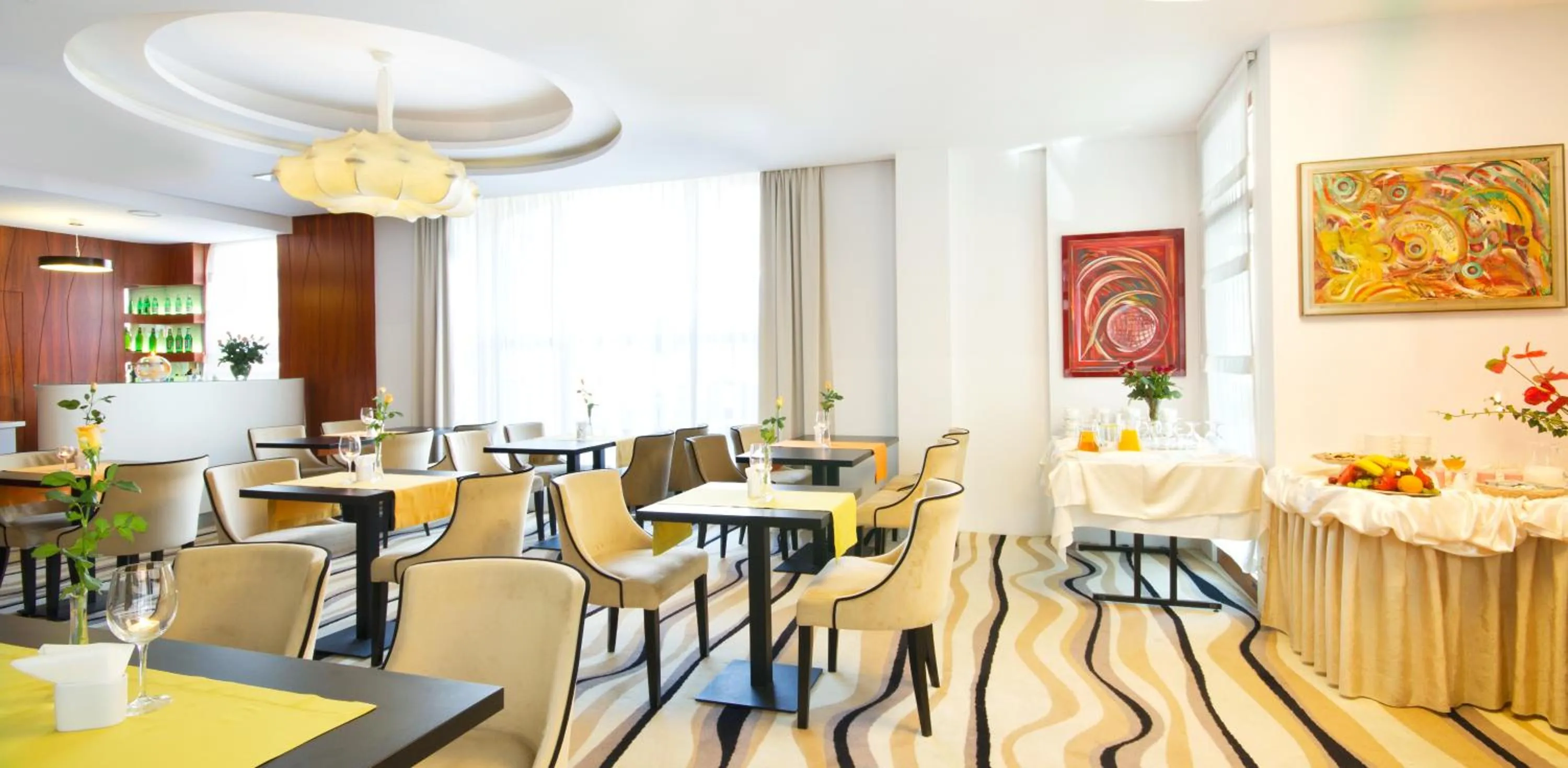 Restaurant/places to eat in Hotel Fahrenheit