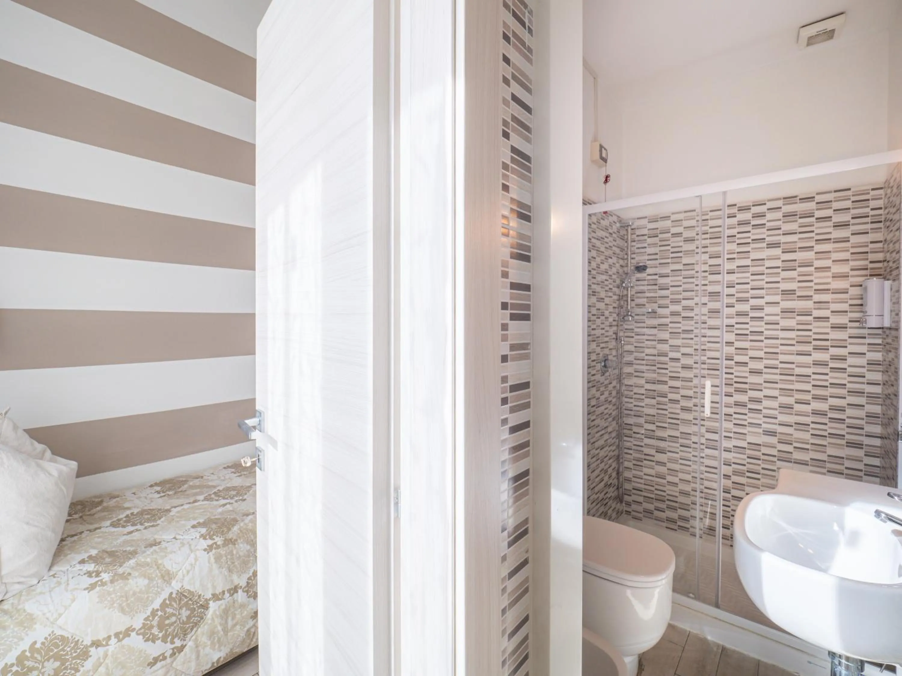 Bathroom in Affittacamere Lunamar