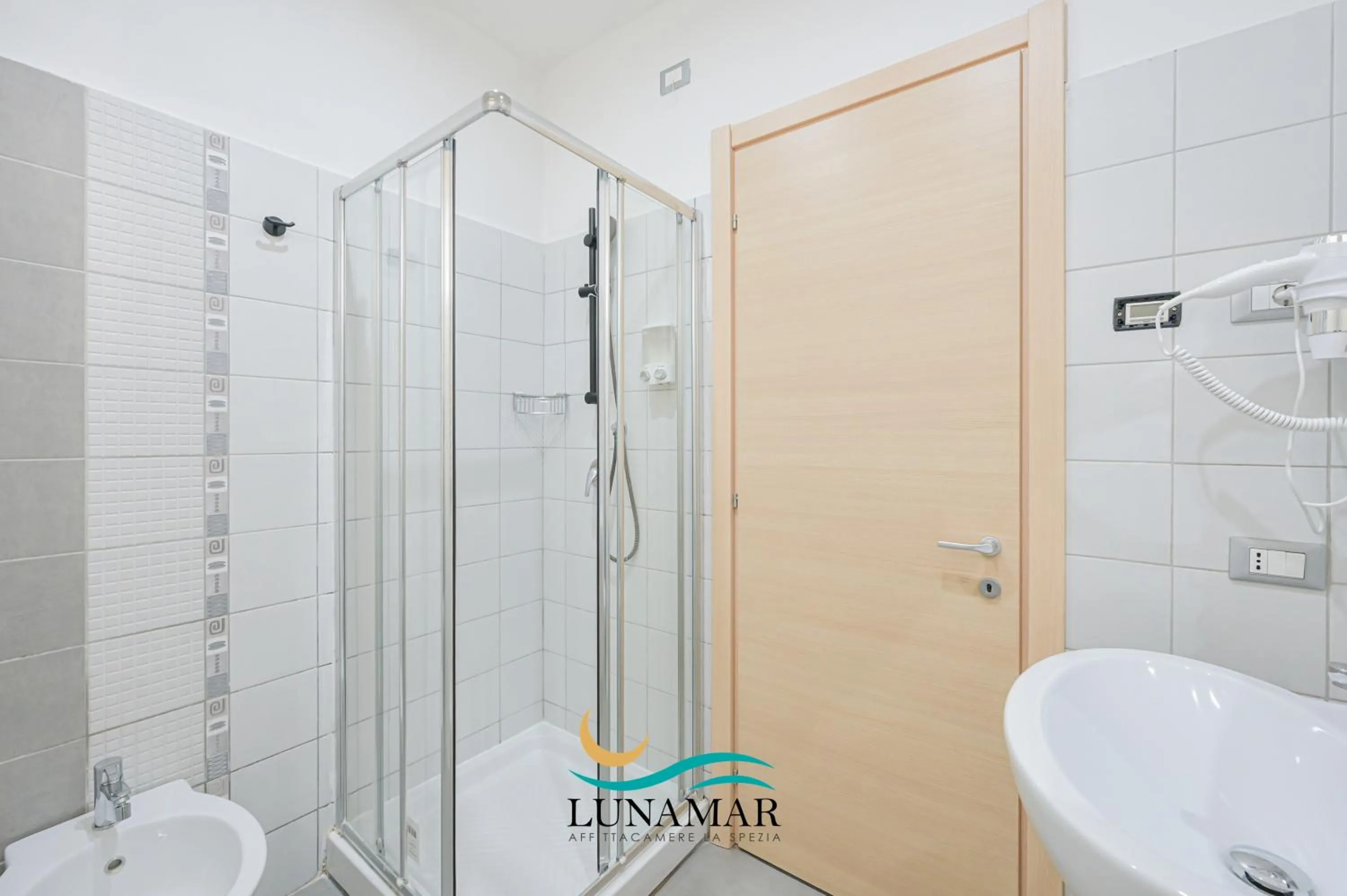 Shower in Affittacamere Lunamar