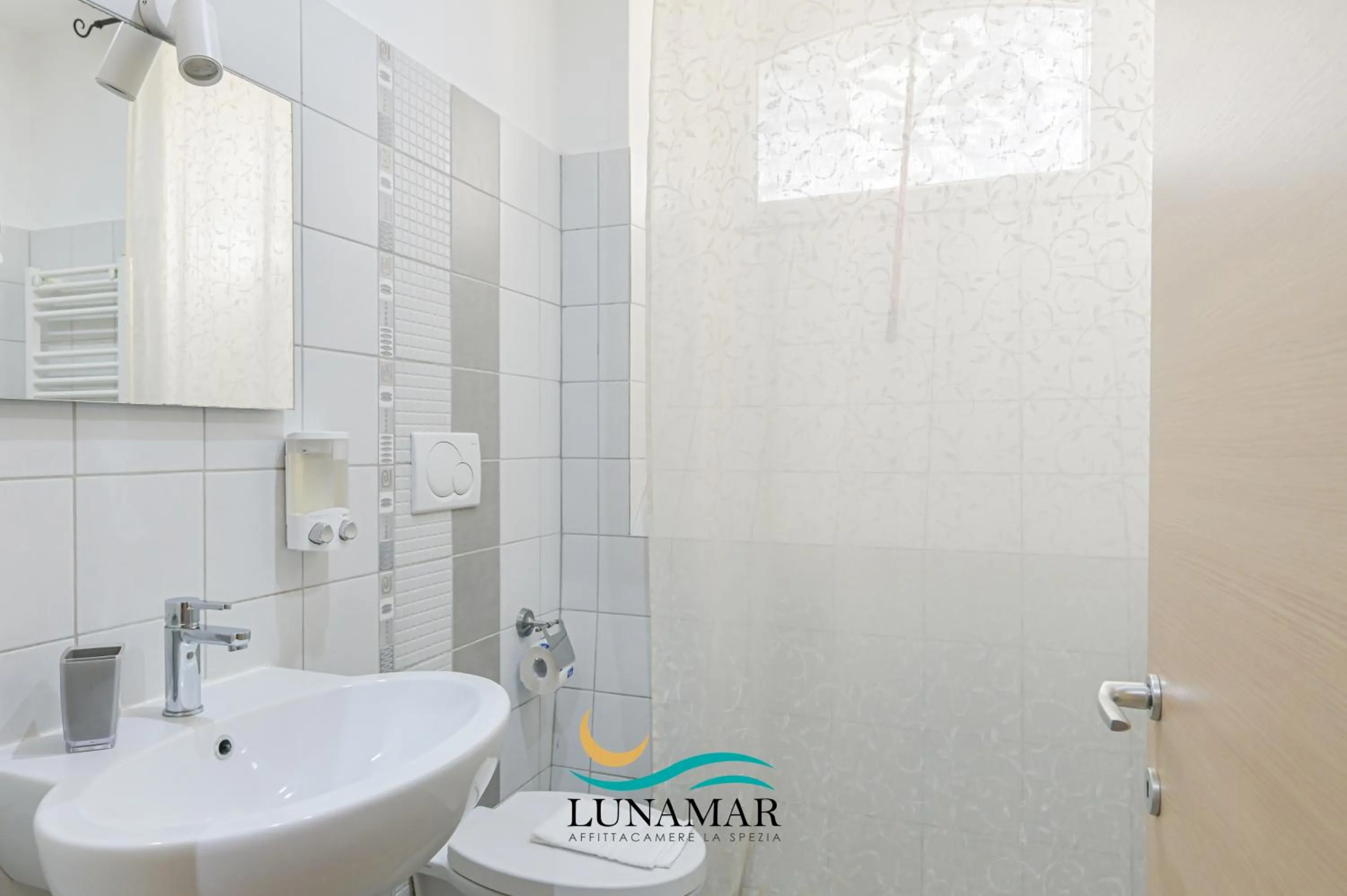 Shower in Affittacamere Lunamar