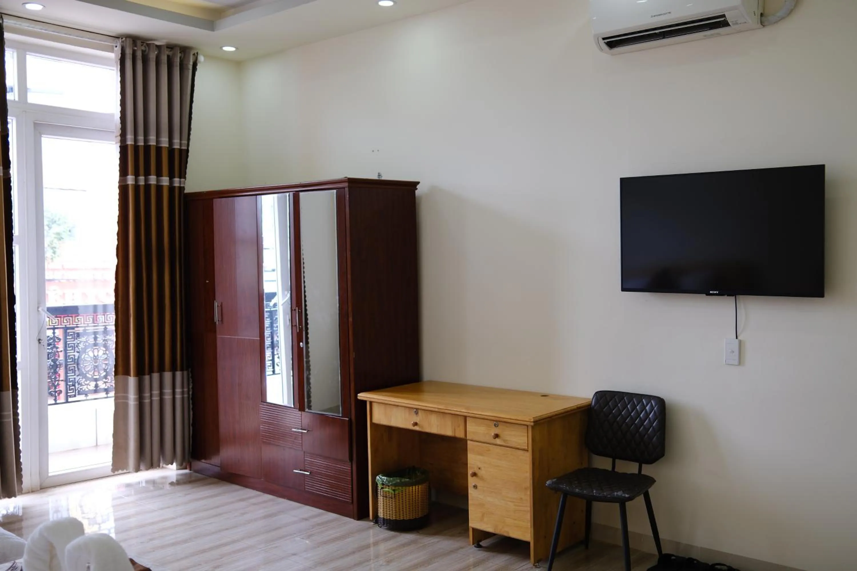 wardrobe, Bed in Kim Ngân Hotel Buôn Ma Thuột