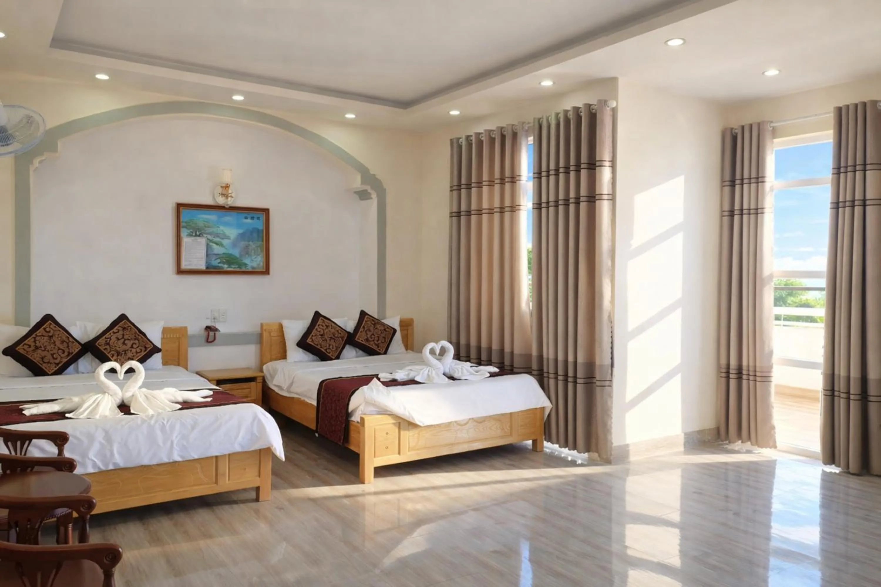 Living room, Bed in Kim Ngân Hotel Buôn Ma Thuột