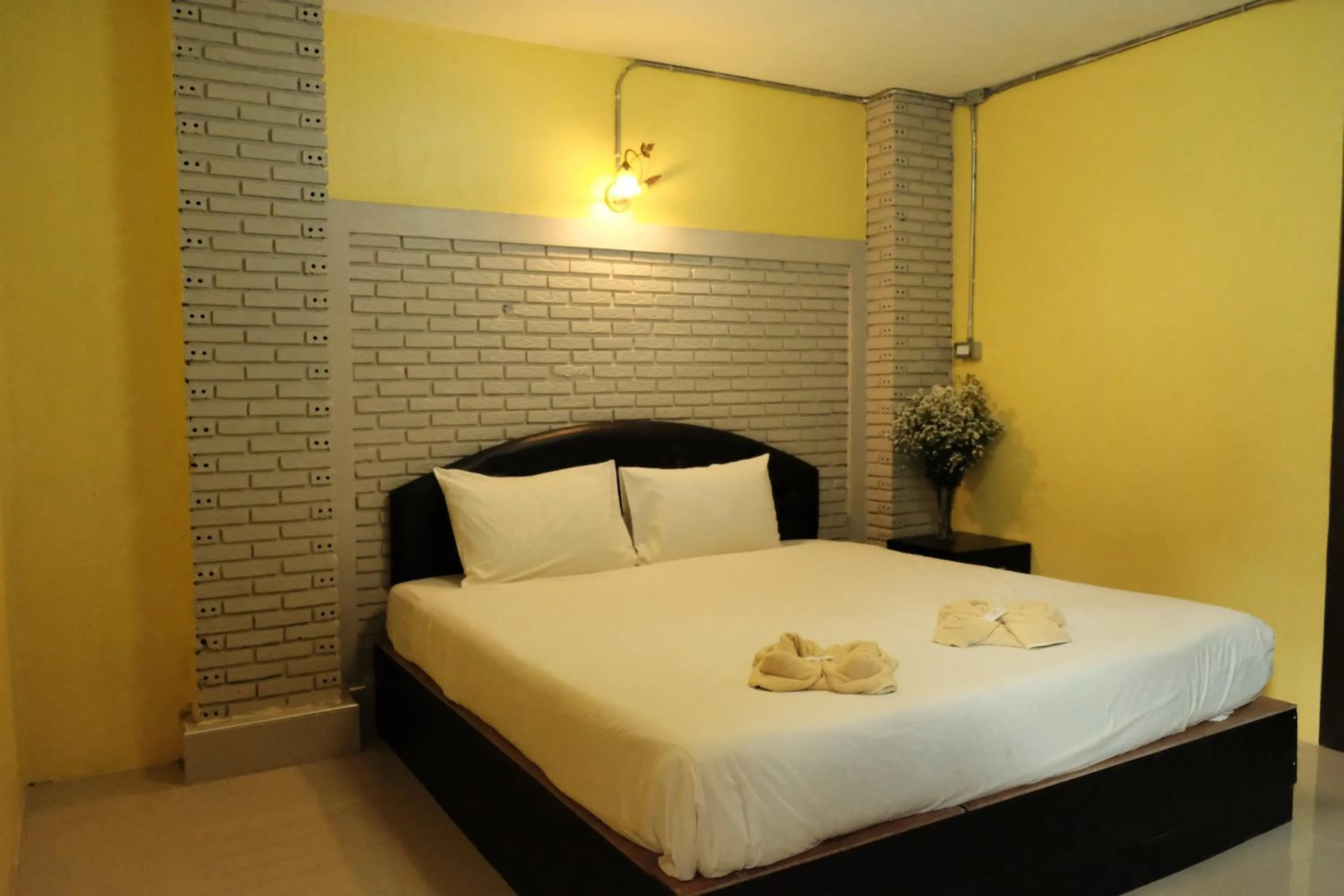 Bed in Puangpech Hotel Lampang