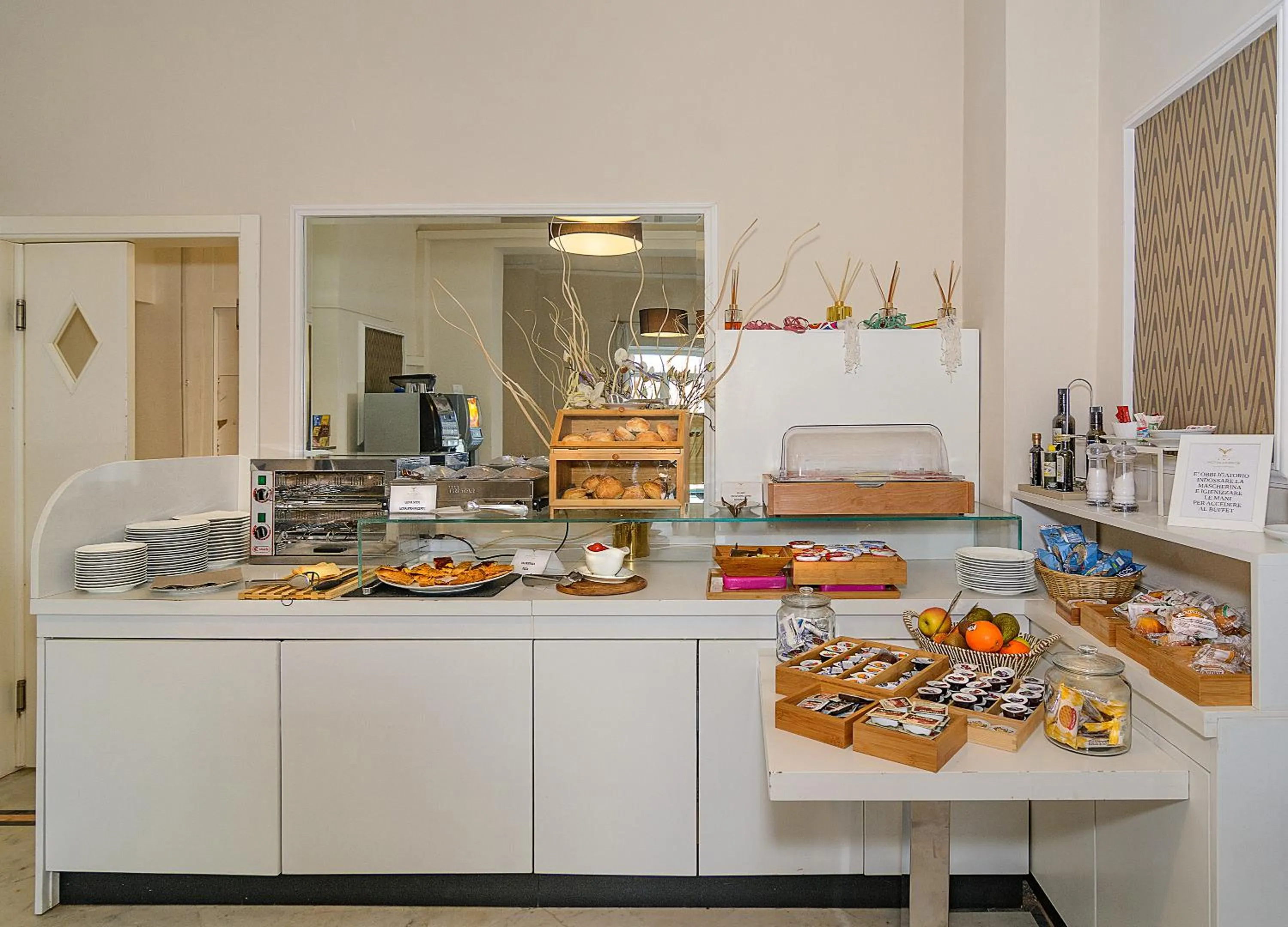 Restaurant/places to eat in Hotel La Pace