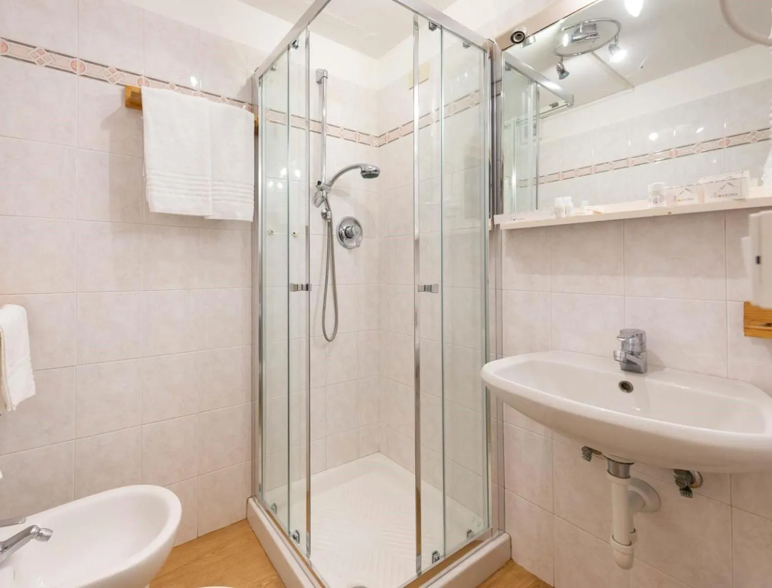 Shower in Hotel La Pace