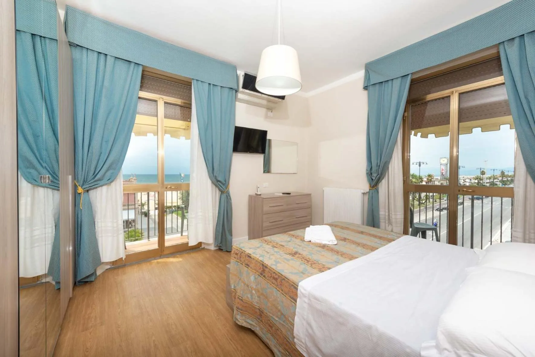 Balcony/Terrace, Bed in Hotel La Pace