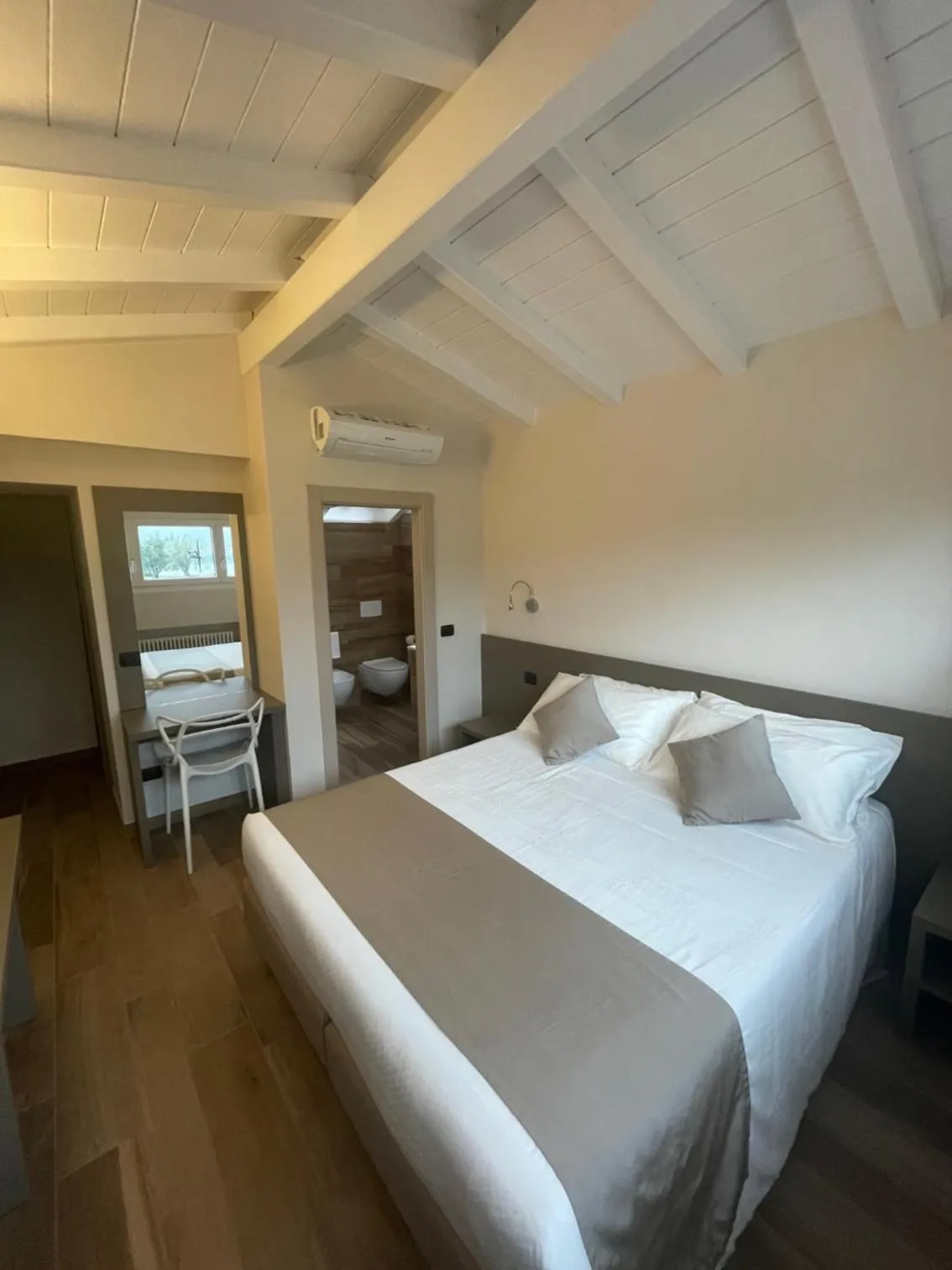 Photo of the whole room, Bed in Hotel Baia di Paré