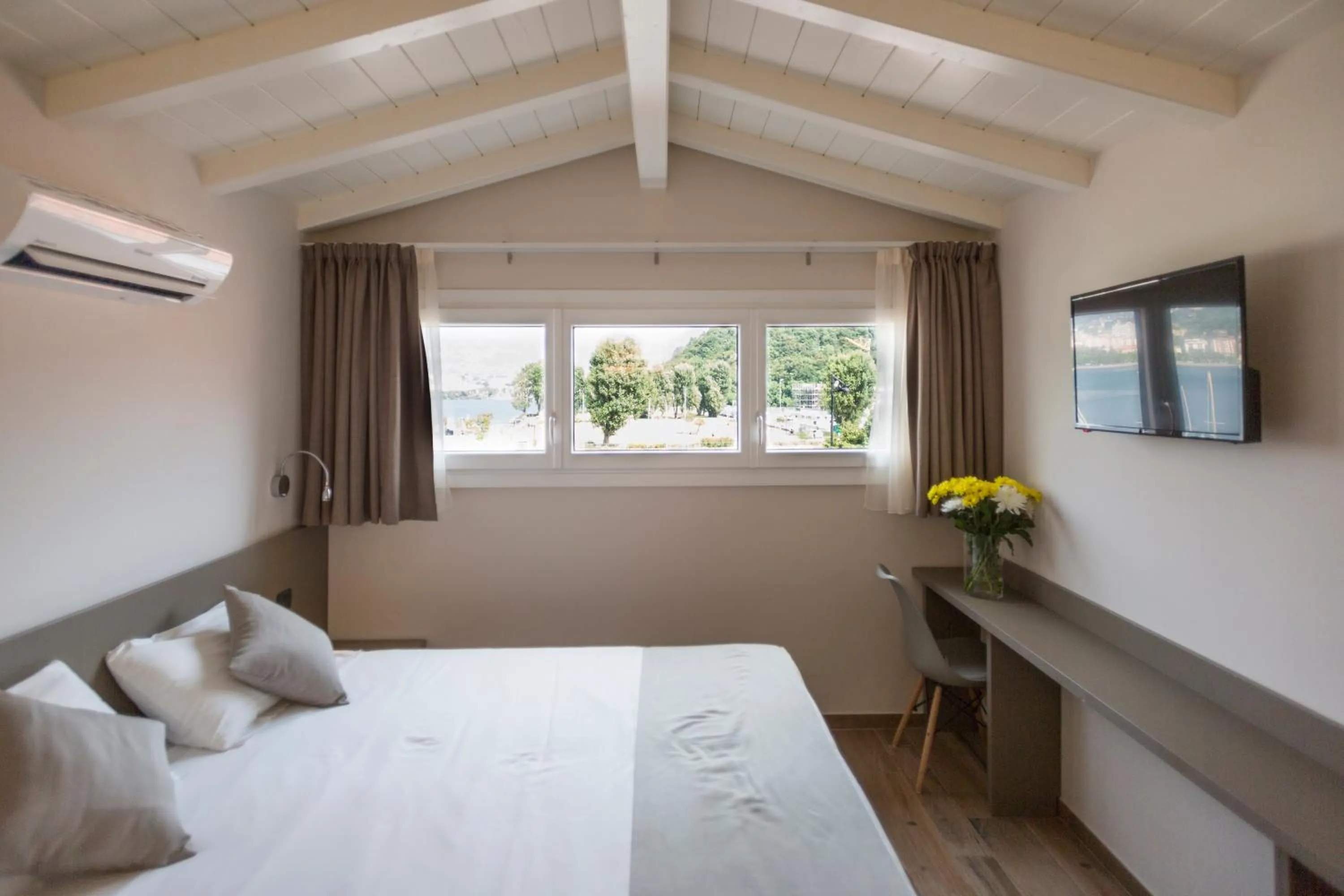 Photo of the whole room, Bed in Hotel Baia di Paré