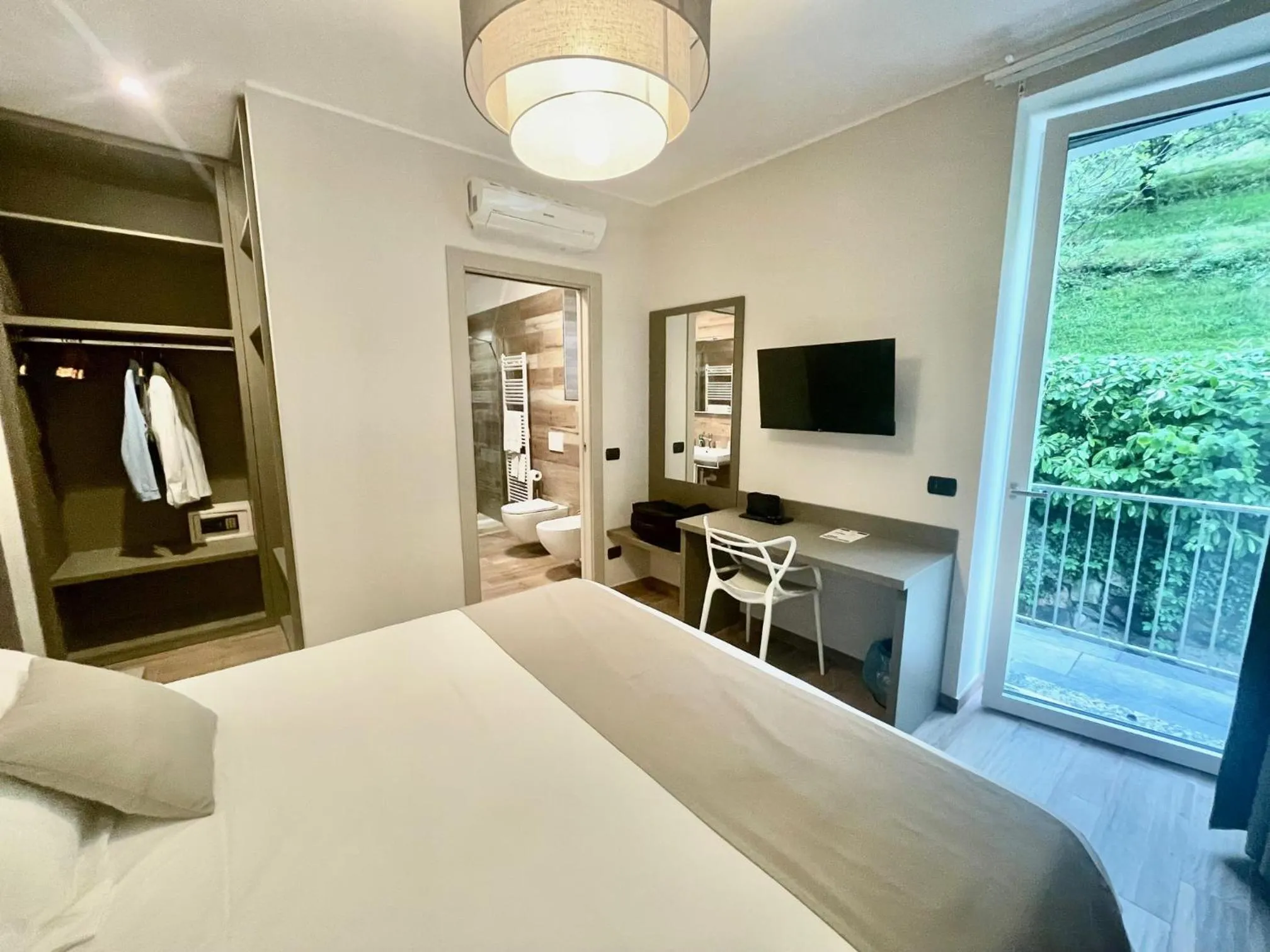 Photo of the whole room, Bed in Hotel Baia di Paré