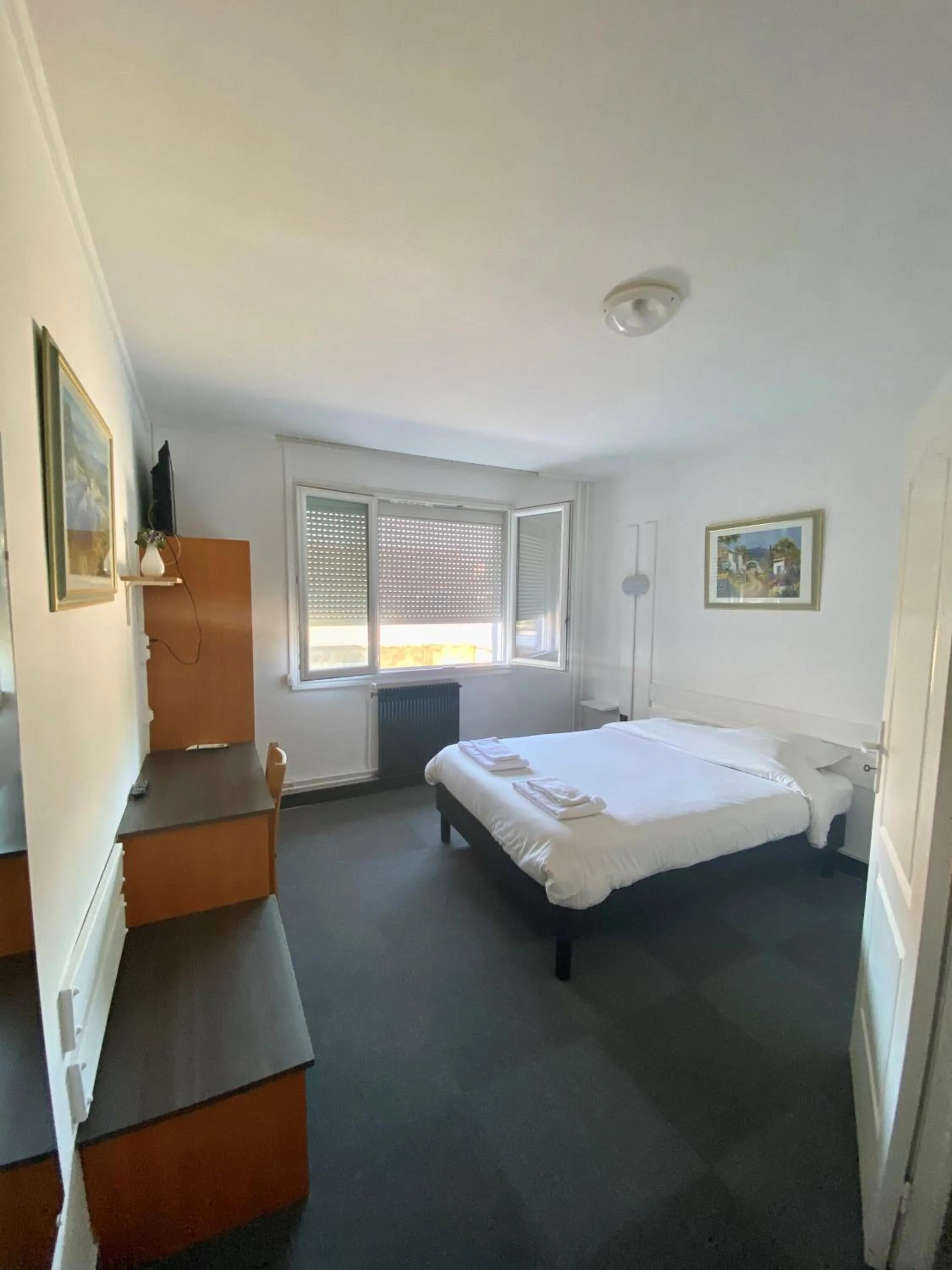 Photo of the whole room, Bed in Hotel du Centre Lucé Chartres