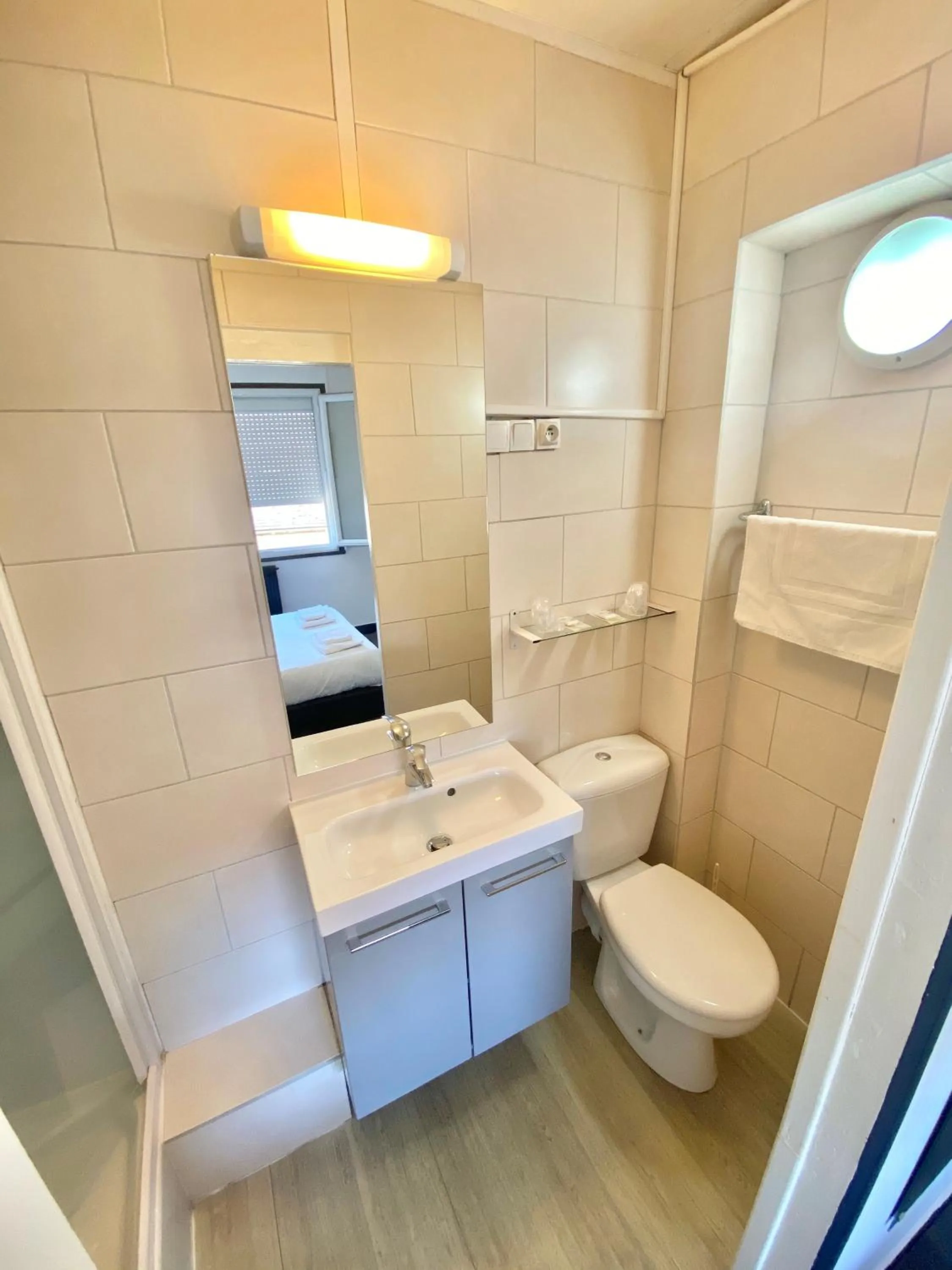 Shower in Hotel du Centre Lucé Chartres