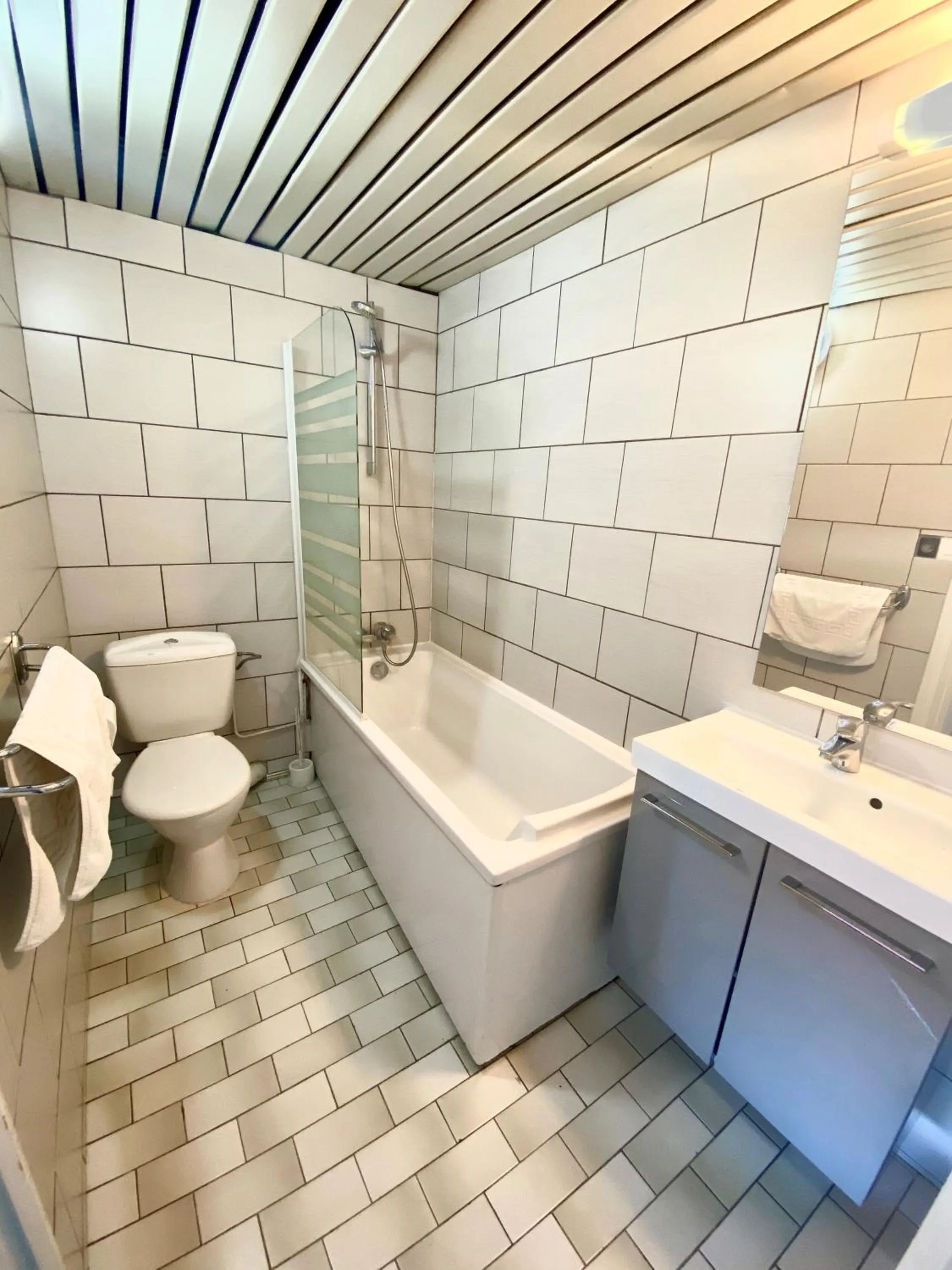 Toilet in Hotel du Centre Lucé Chartres