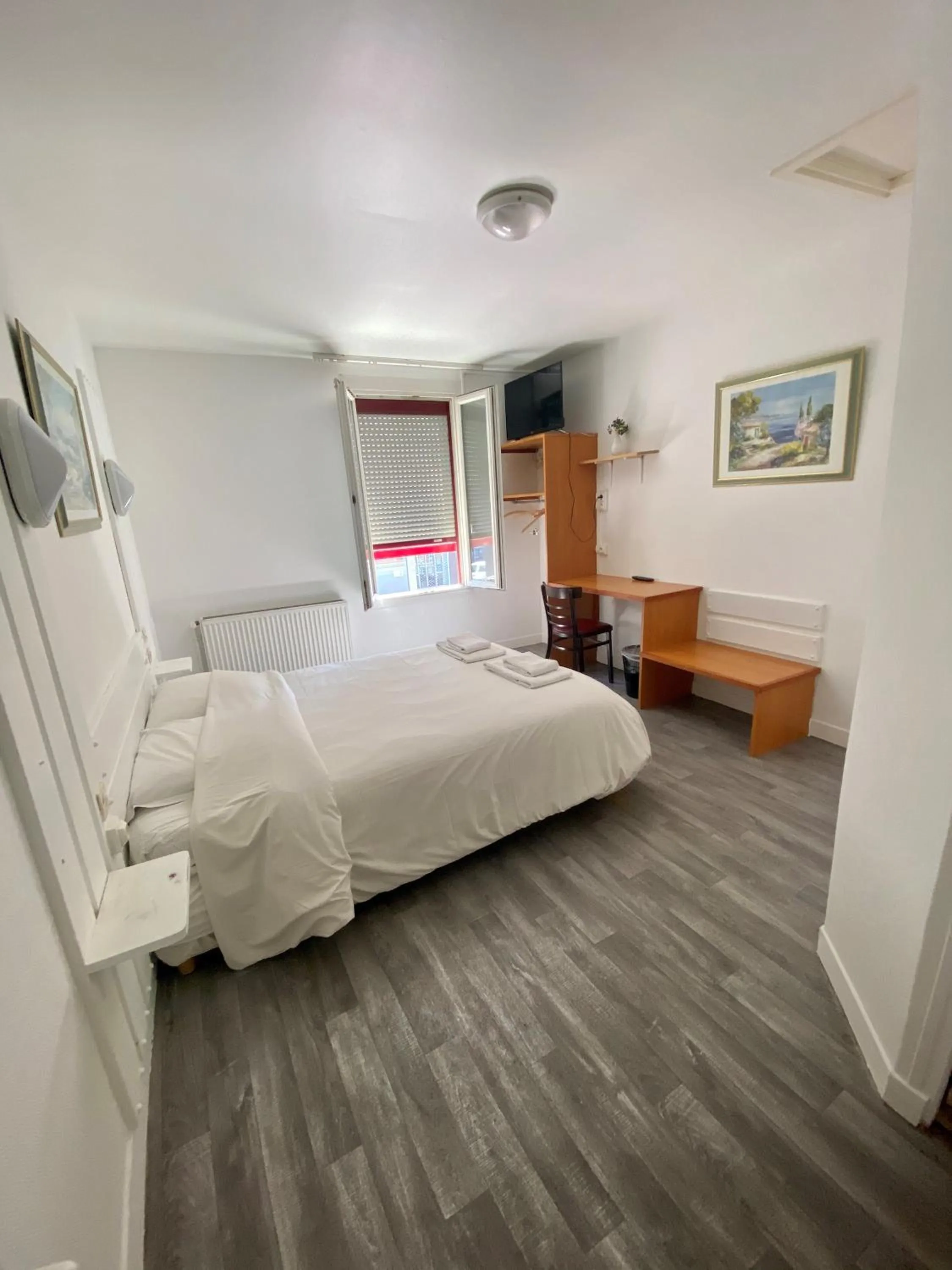 Photo of the whole room, Bed in Hotel du Centre Lucé Chartres