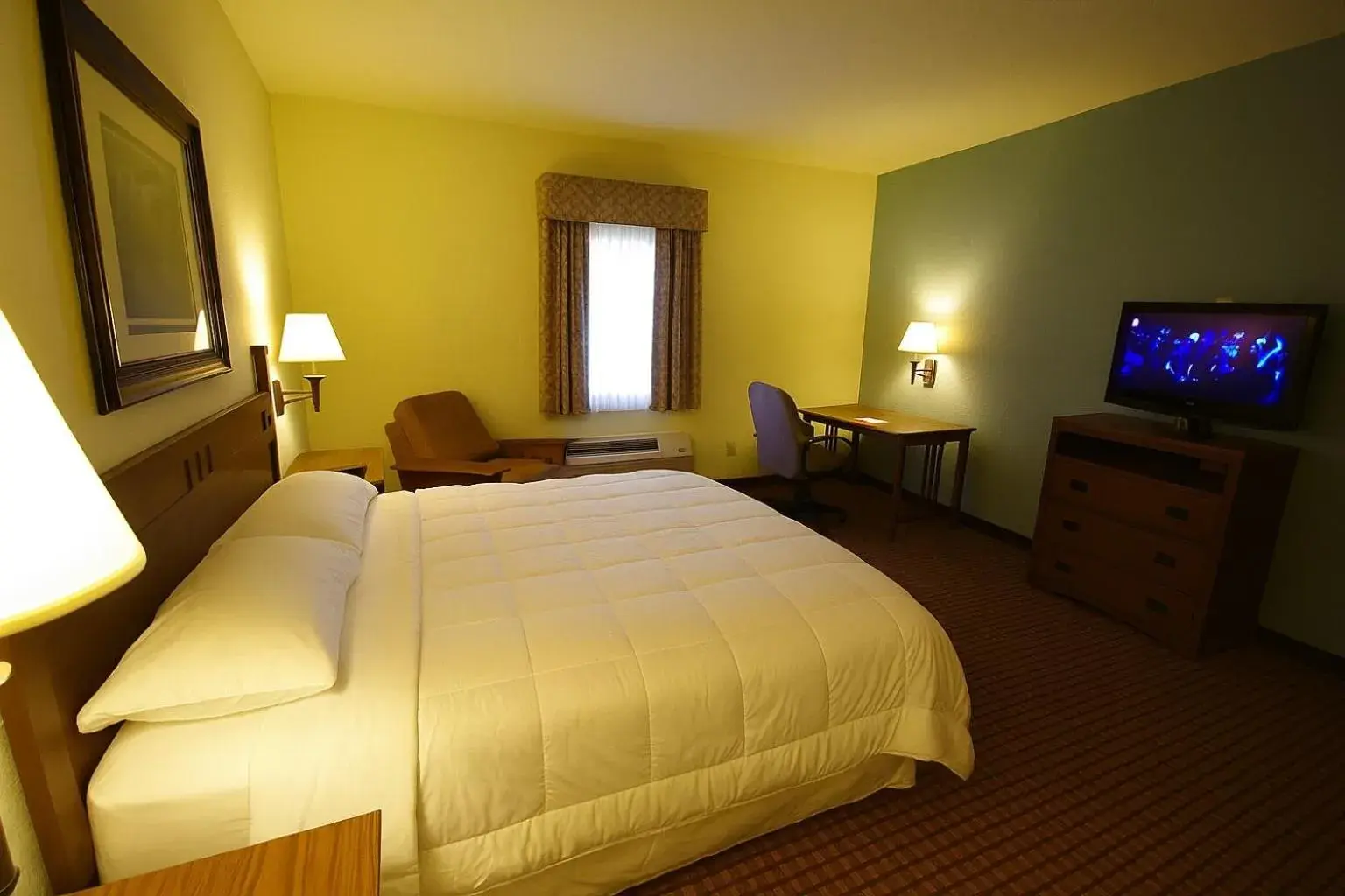 Deluxe King Room in Mountain Inn & Suites Airport - Hendersonville Deluxe King Room in Mountain Inn & Suites Airport - Hendersonville