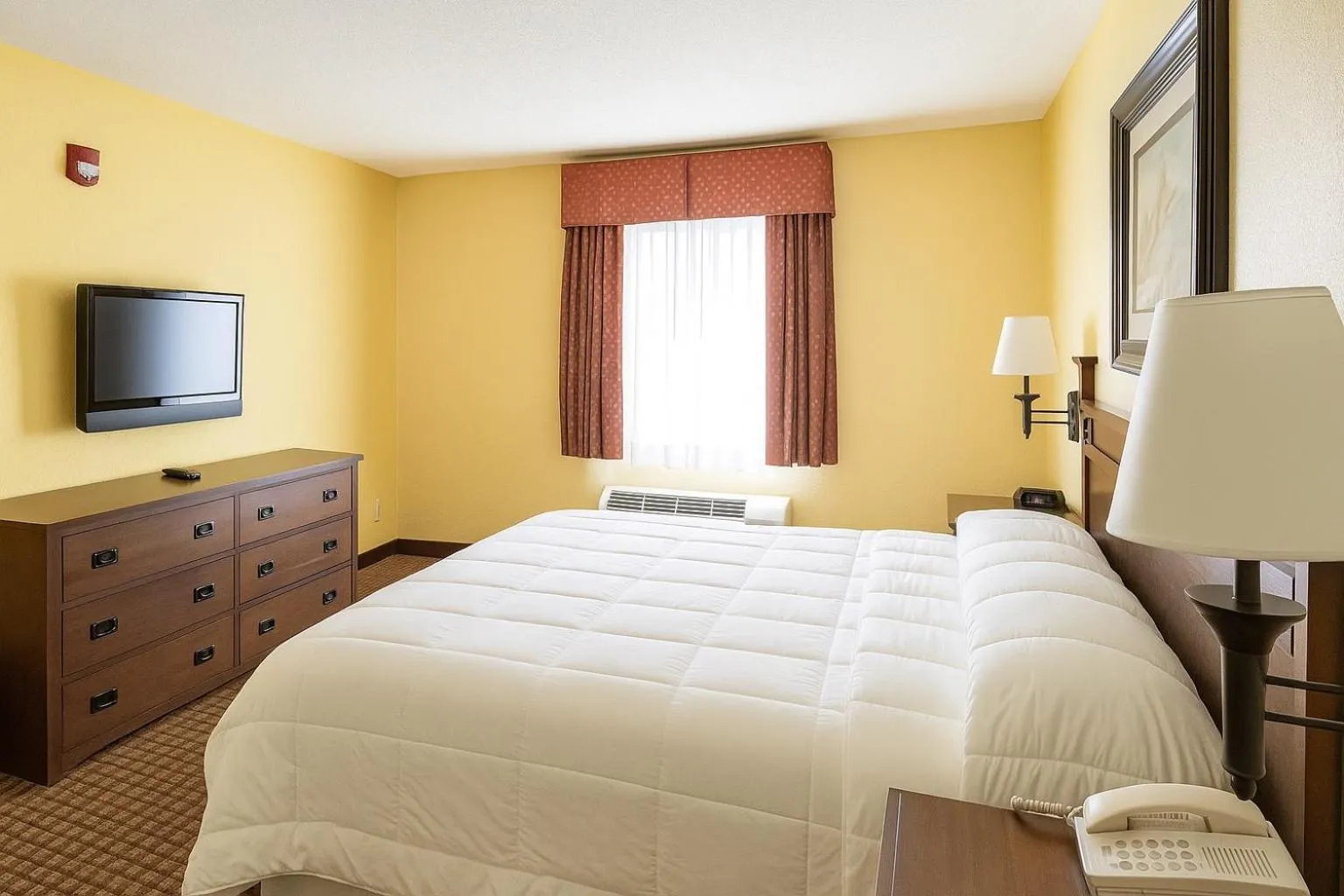 Bed in Mountain Inn & Suites Airport - Hendersonville