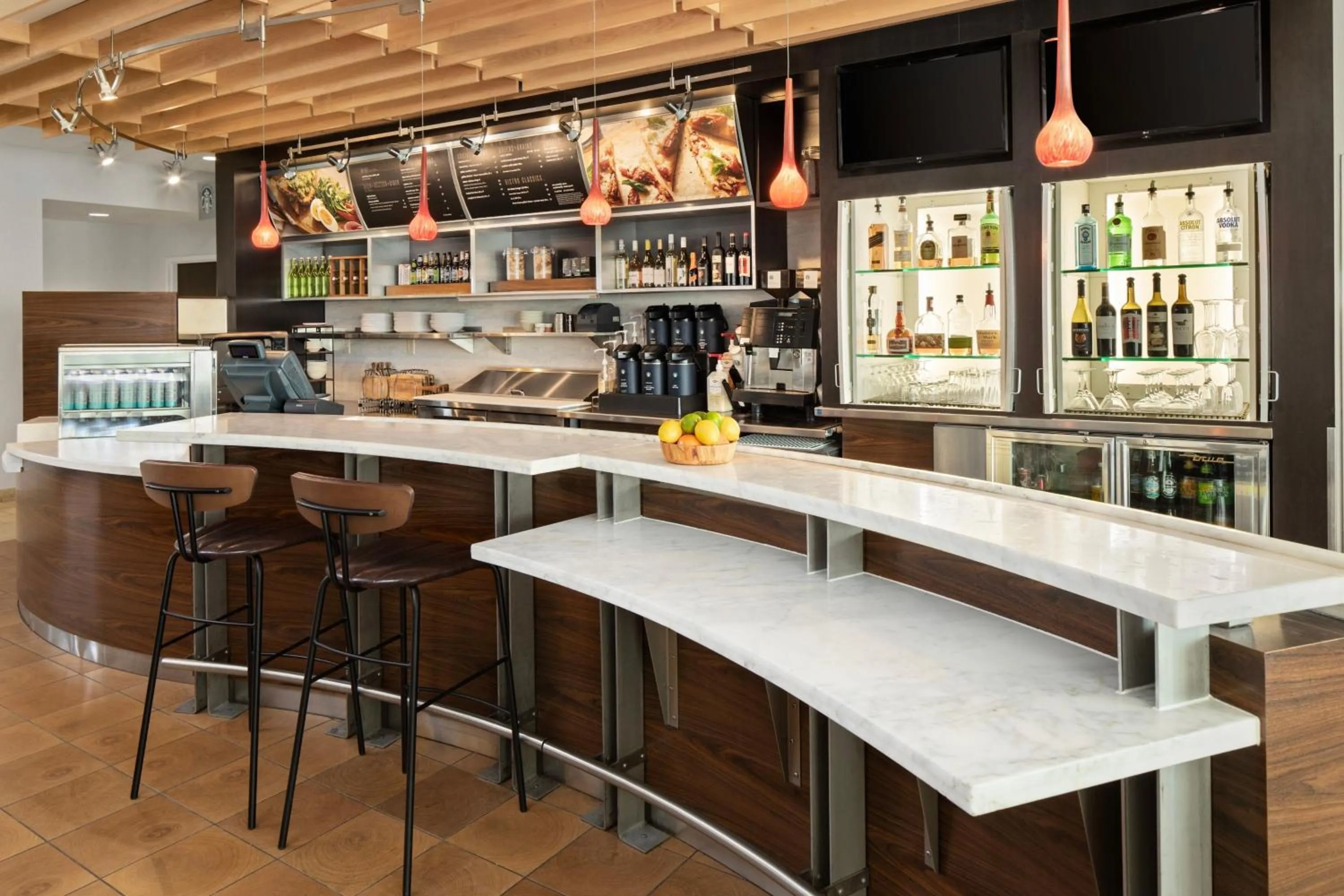 Lounge or bar in Courtyard Mankato Hotel & Event Center