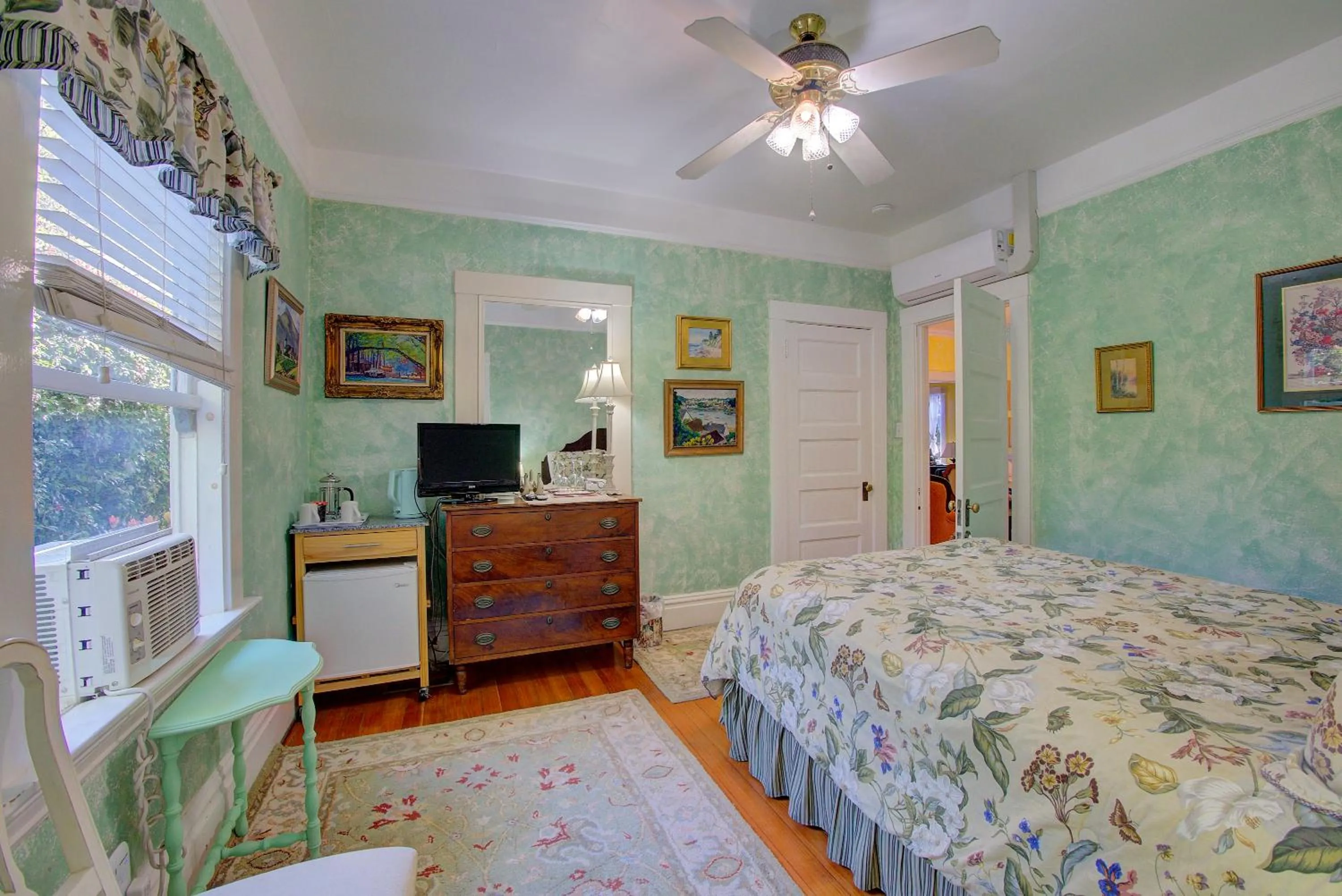 Bedroom, Bed in Secret Garden Inn & Cottages