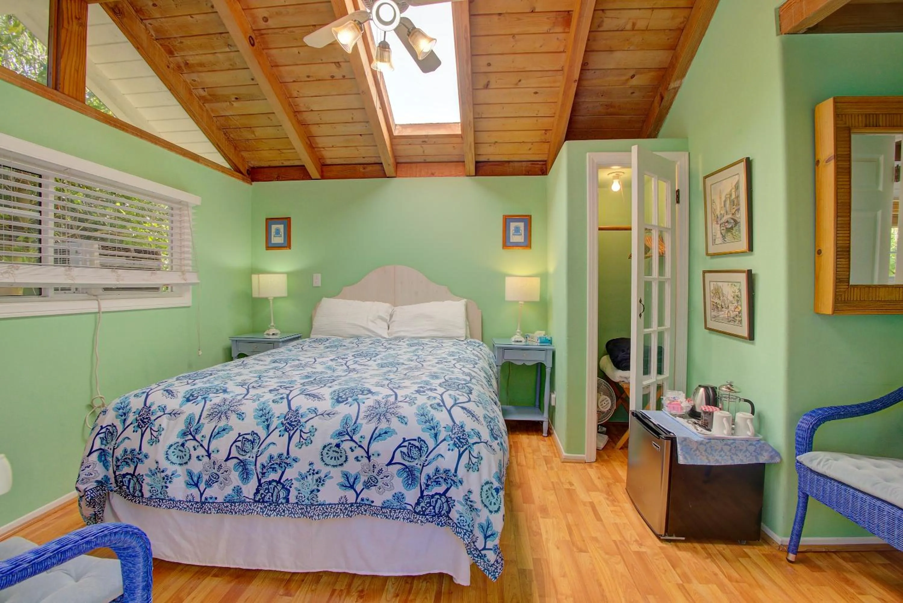 Bed in Secret Garden Inn & Cottages