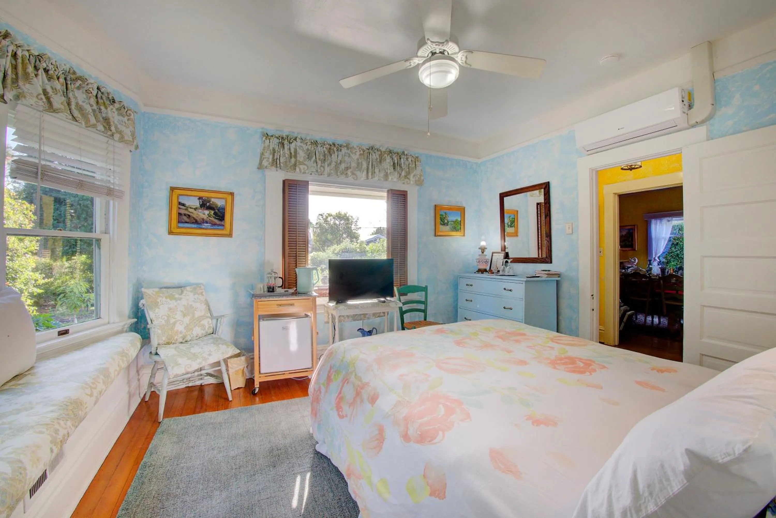 Bedroom, Bed in Secret Garden Inn & Cottages