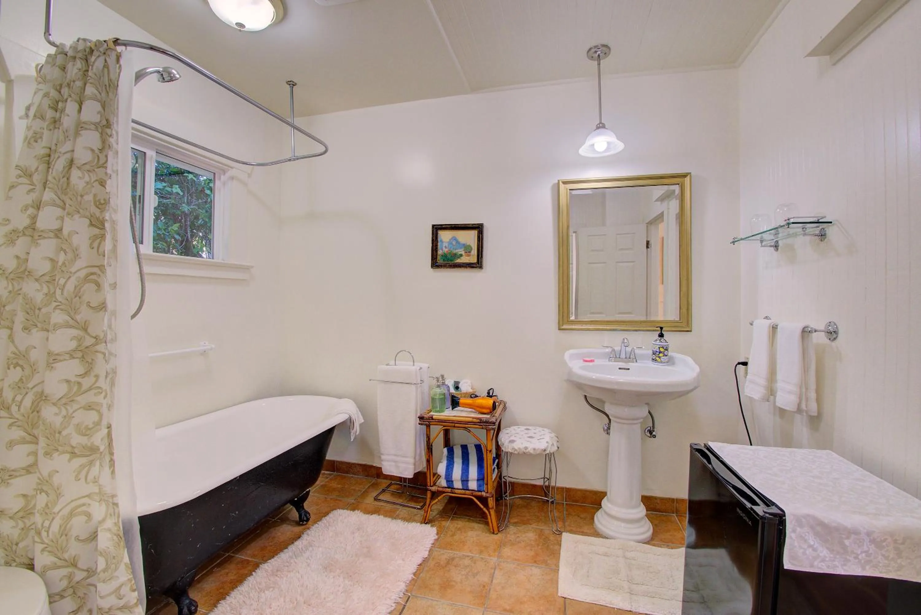 Bathroom, Bed in Secret Garden Inn & Cottages