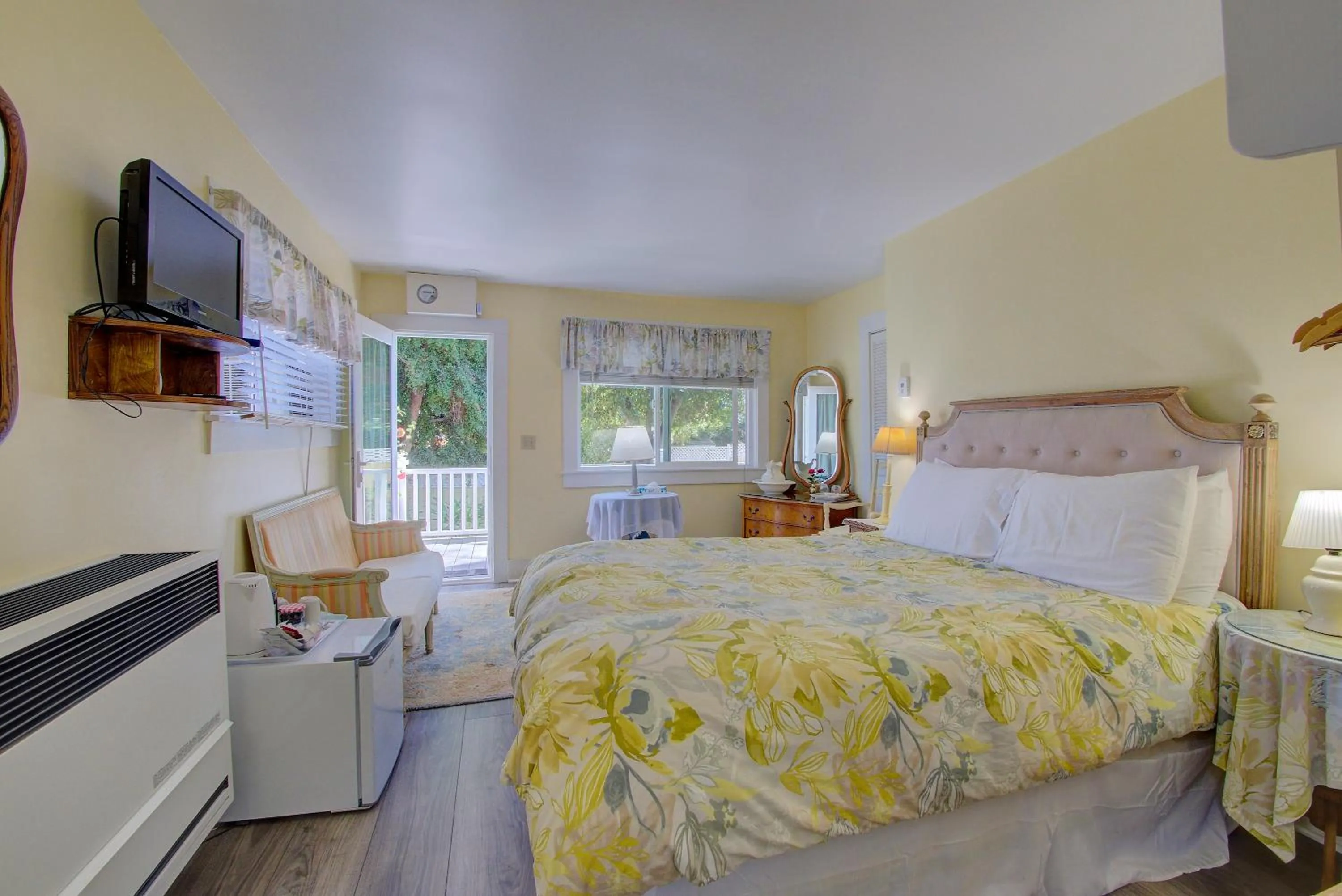 Bedroom, Bed in Secret Garden Inn & Cottages