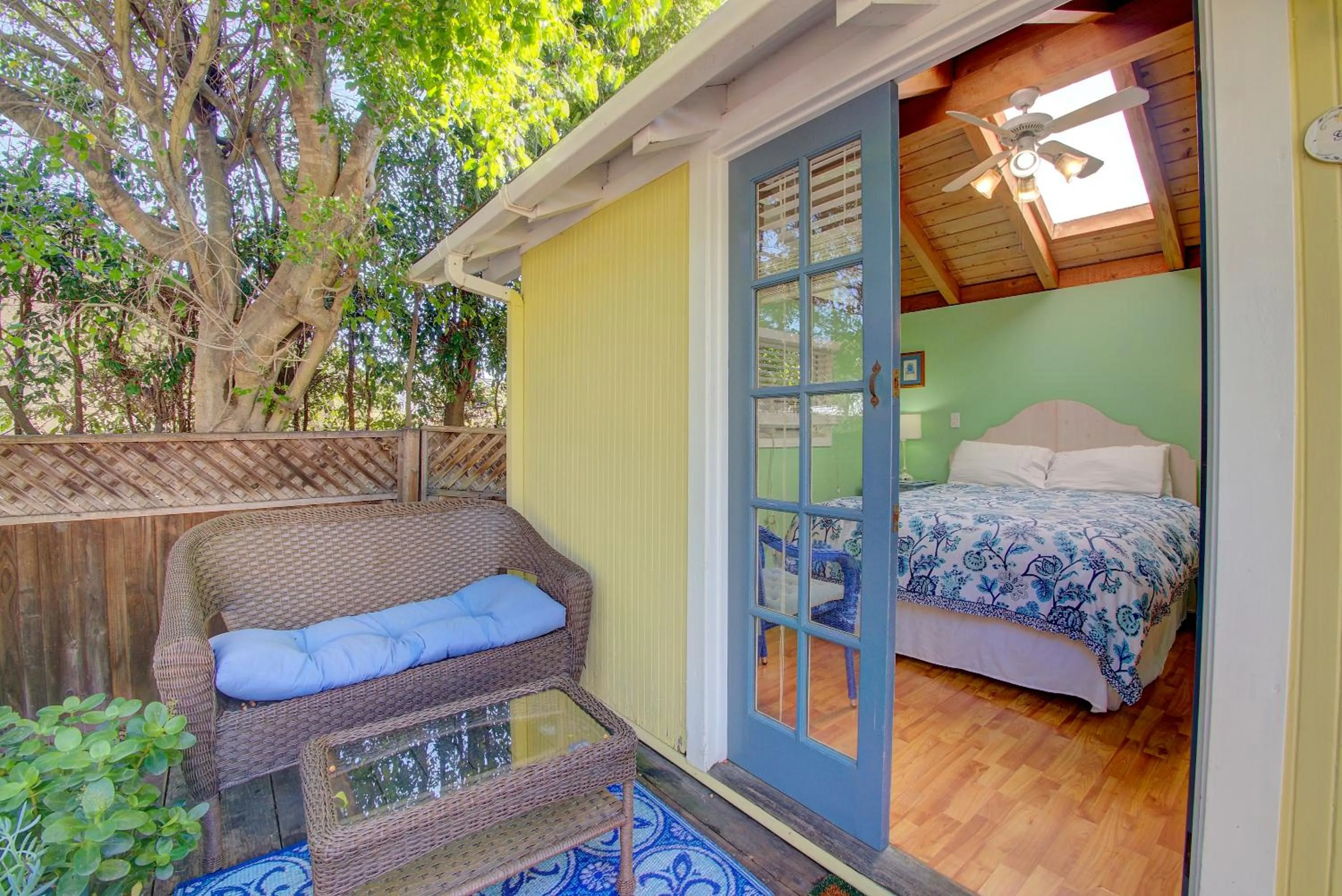 Property building, Bed in Secret Garden Inn & Cottages