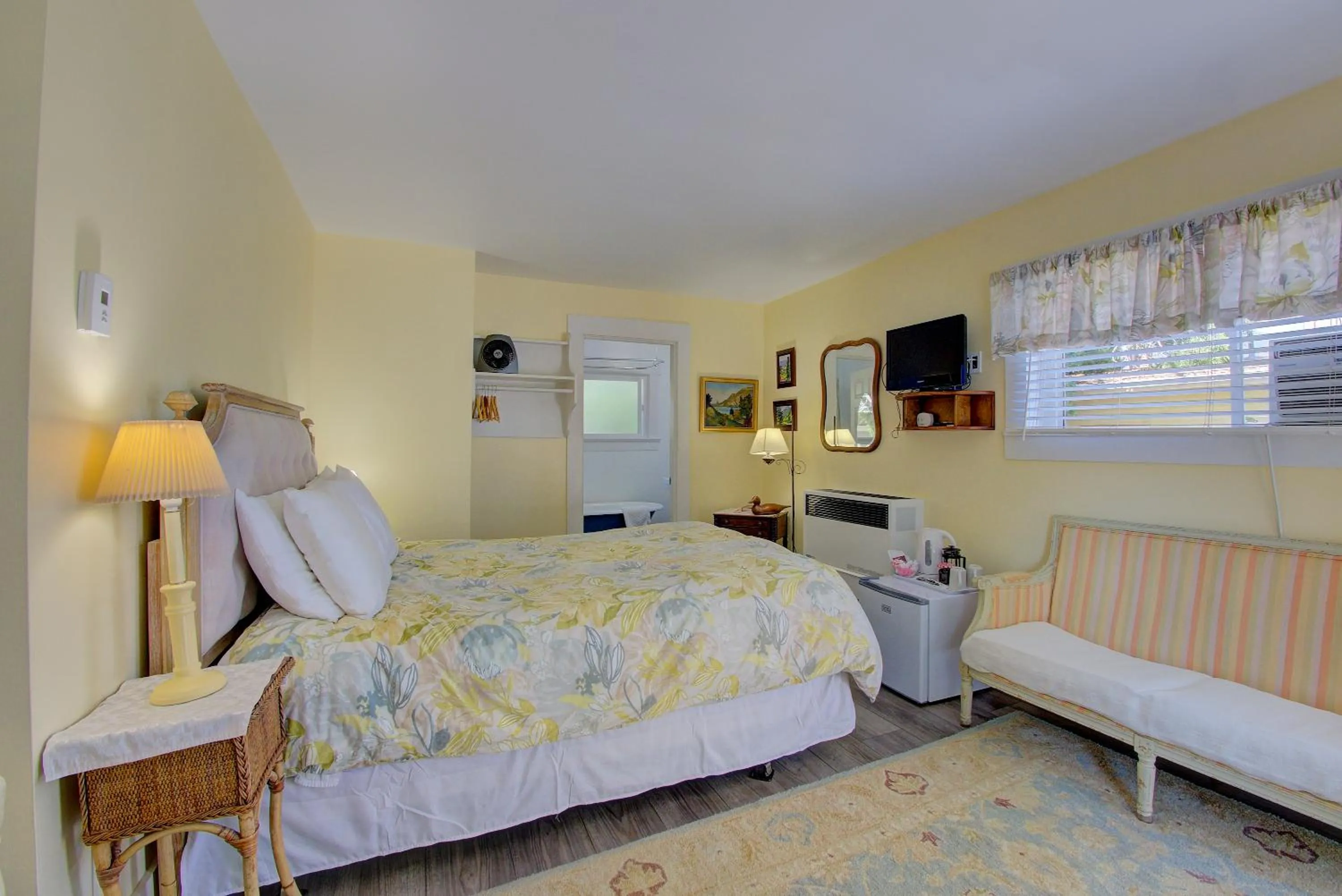 Bedroom, Bed in Secret Garden Inn & Cottages