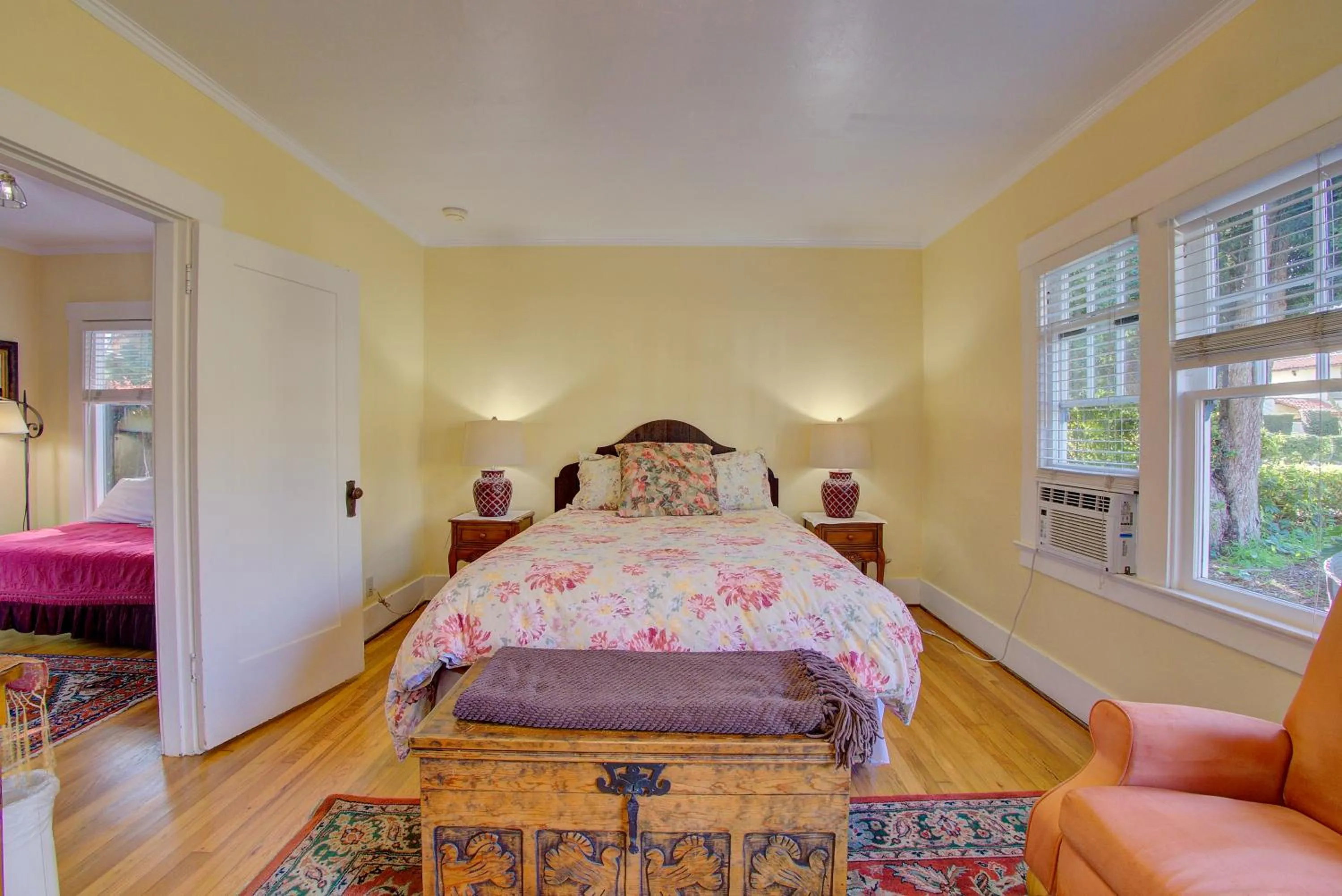 Bed in Secret Garden Inn & Cottages