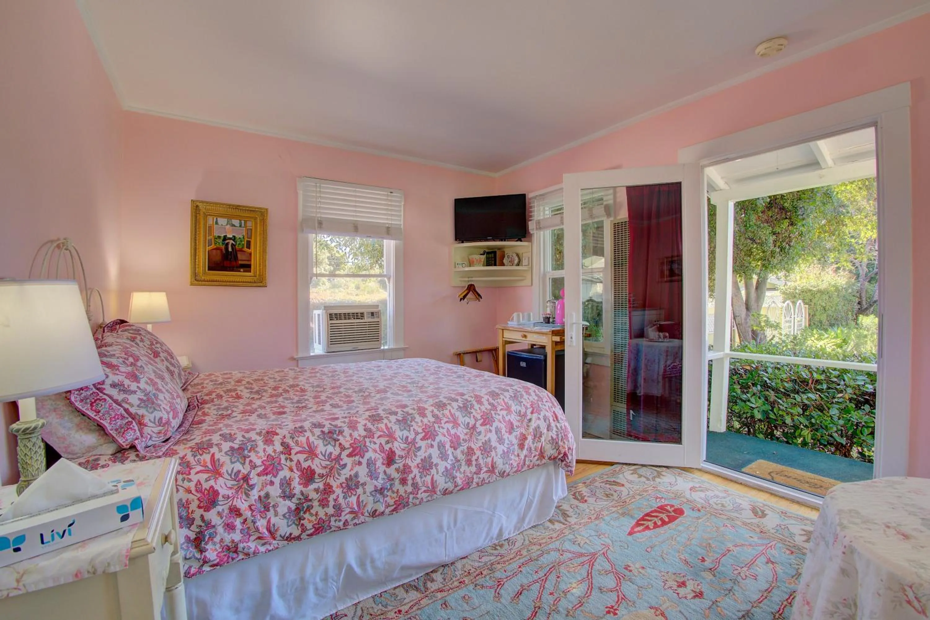 Bedroom, Bed in Secret Garden Inn & Cottages