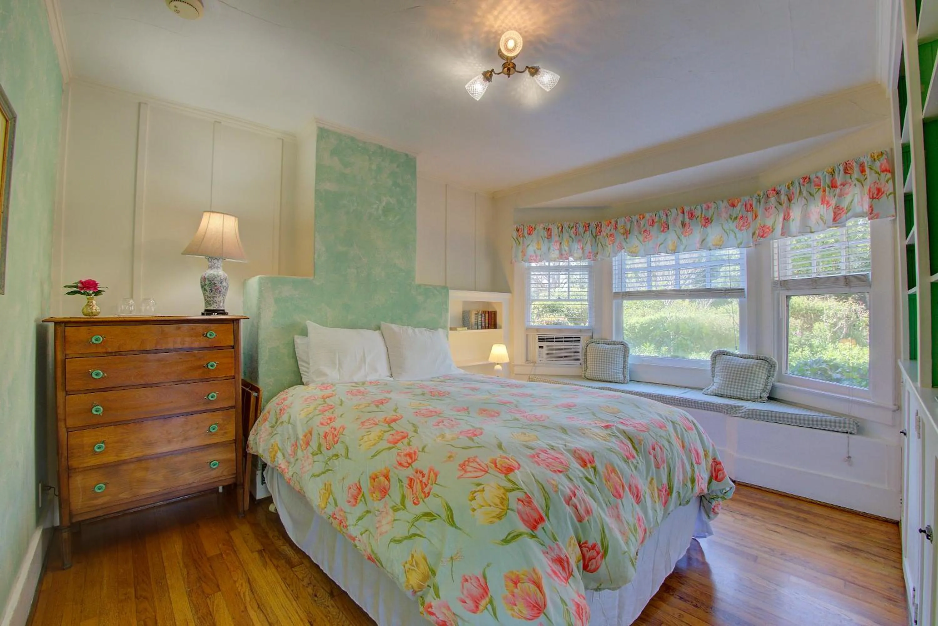 Bedroom, Bed in Secret Garden Inn & Cottages