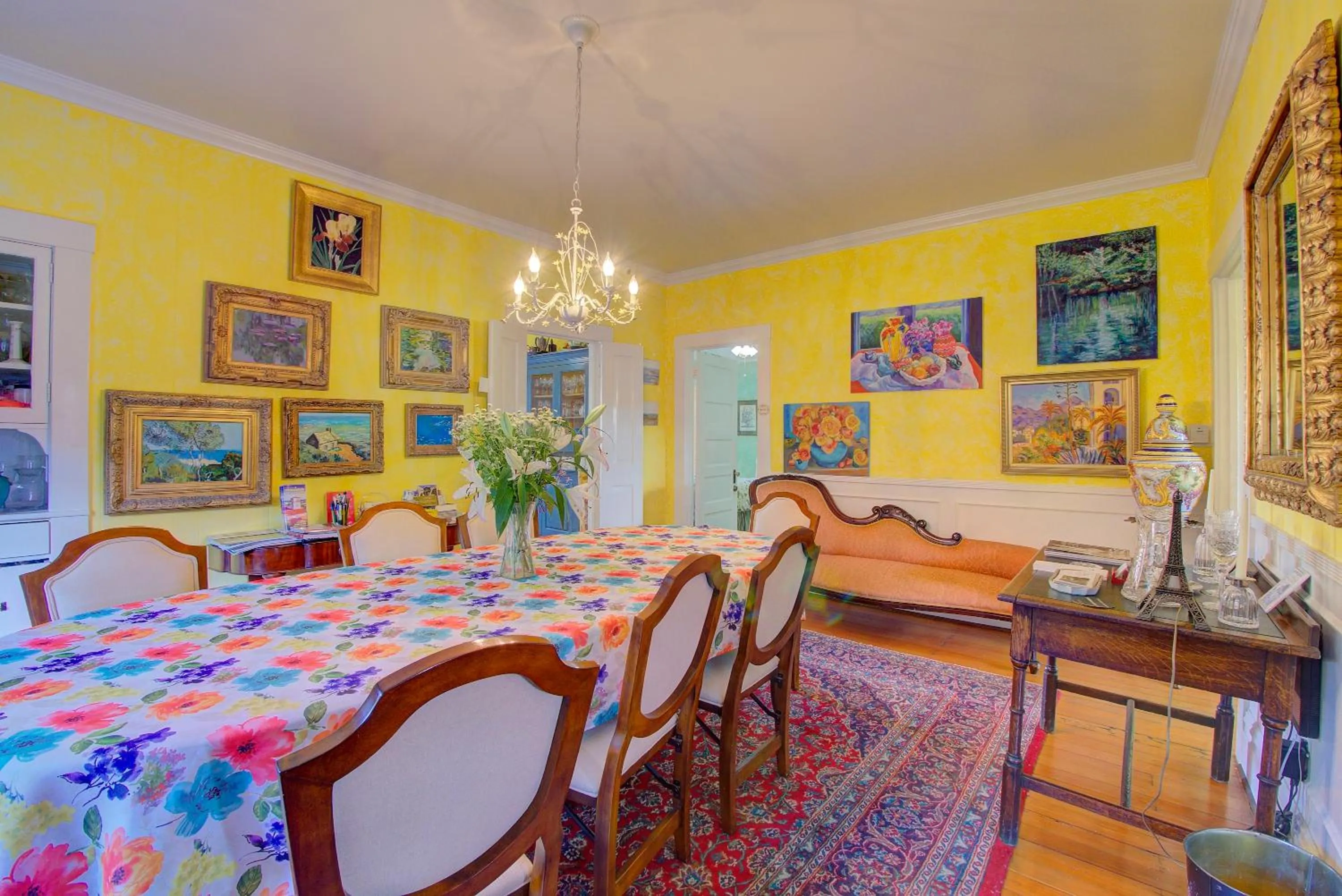 Dining area in Secret Garden Inn & Cottages
