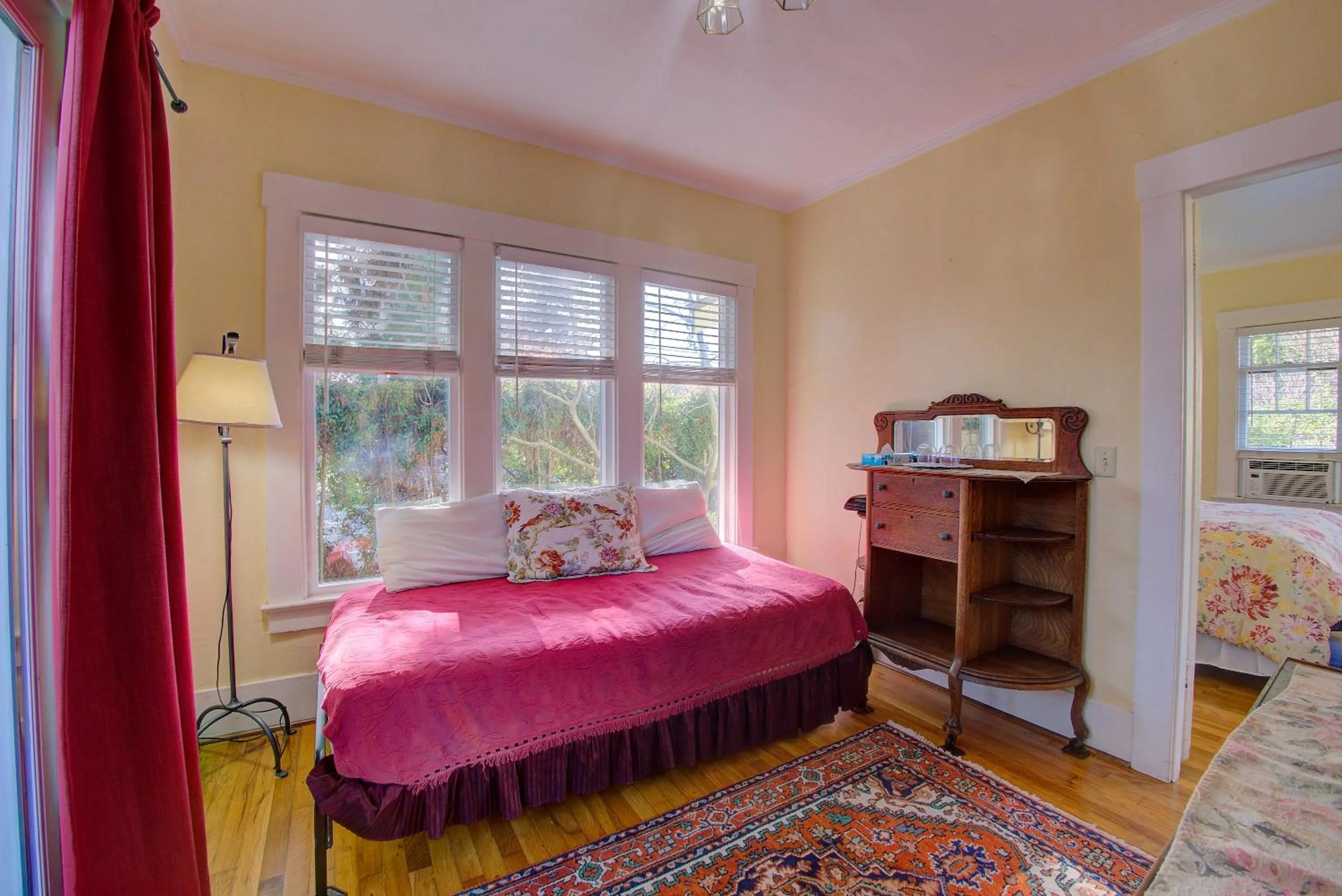 Bed in Secret Garden Inn & Cottages