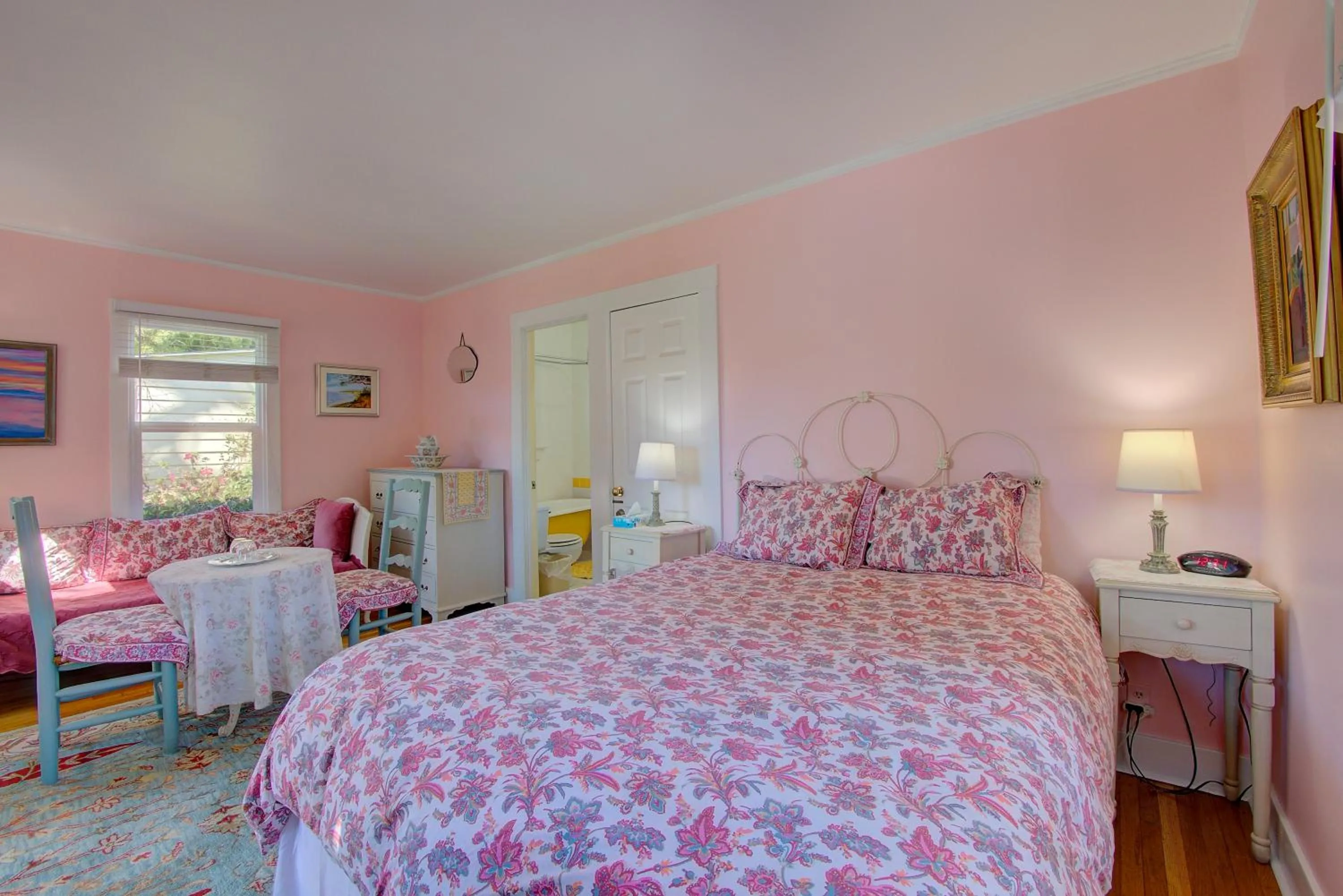 Bedroom, Bed in Secret Garden Inn & Cottages
