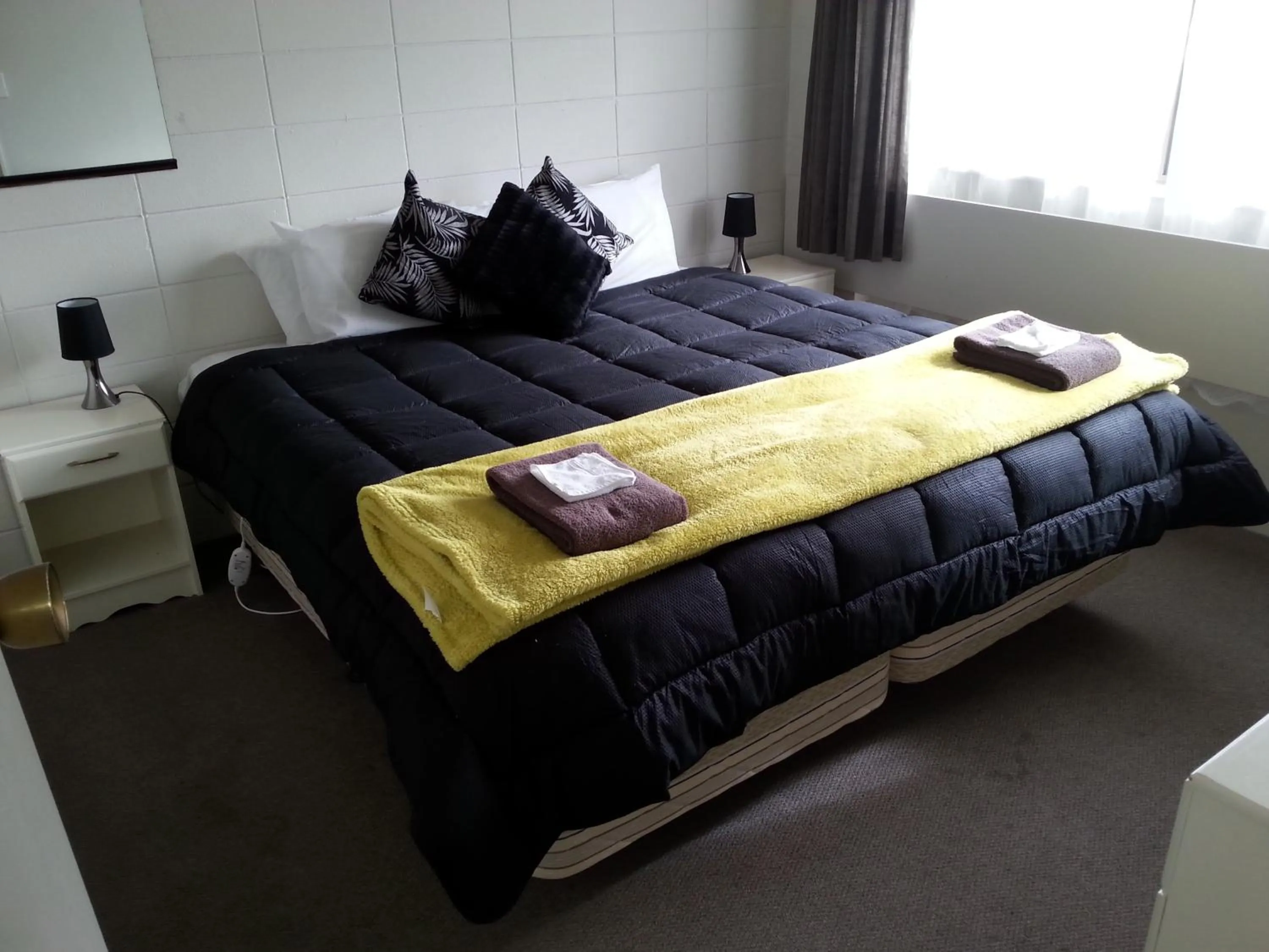 Bedroom, Bed in Motel Sierra