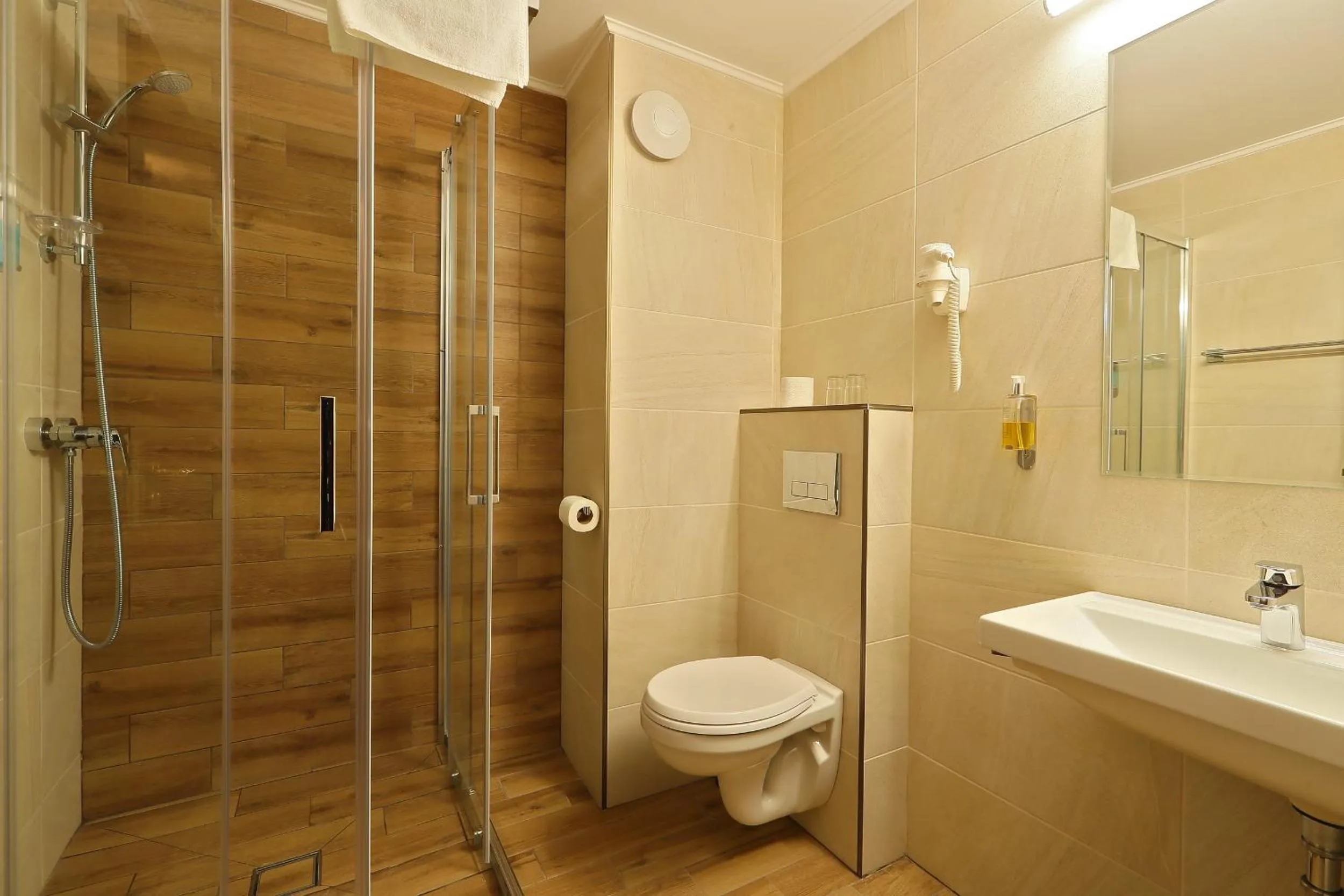 Shower in Hotel Impero