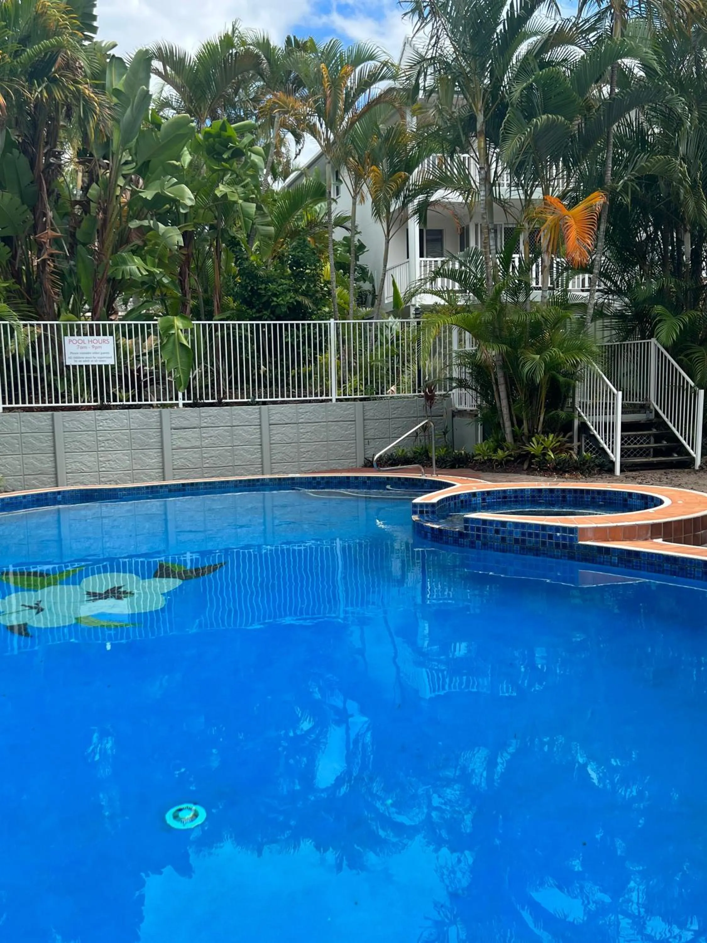 Swimming pool in Cascade Gardens Apartments
