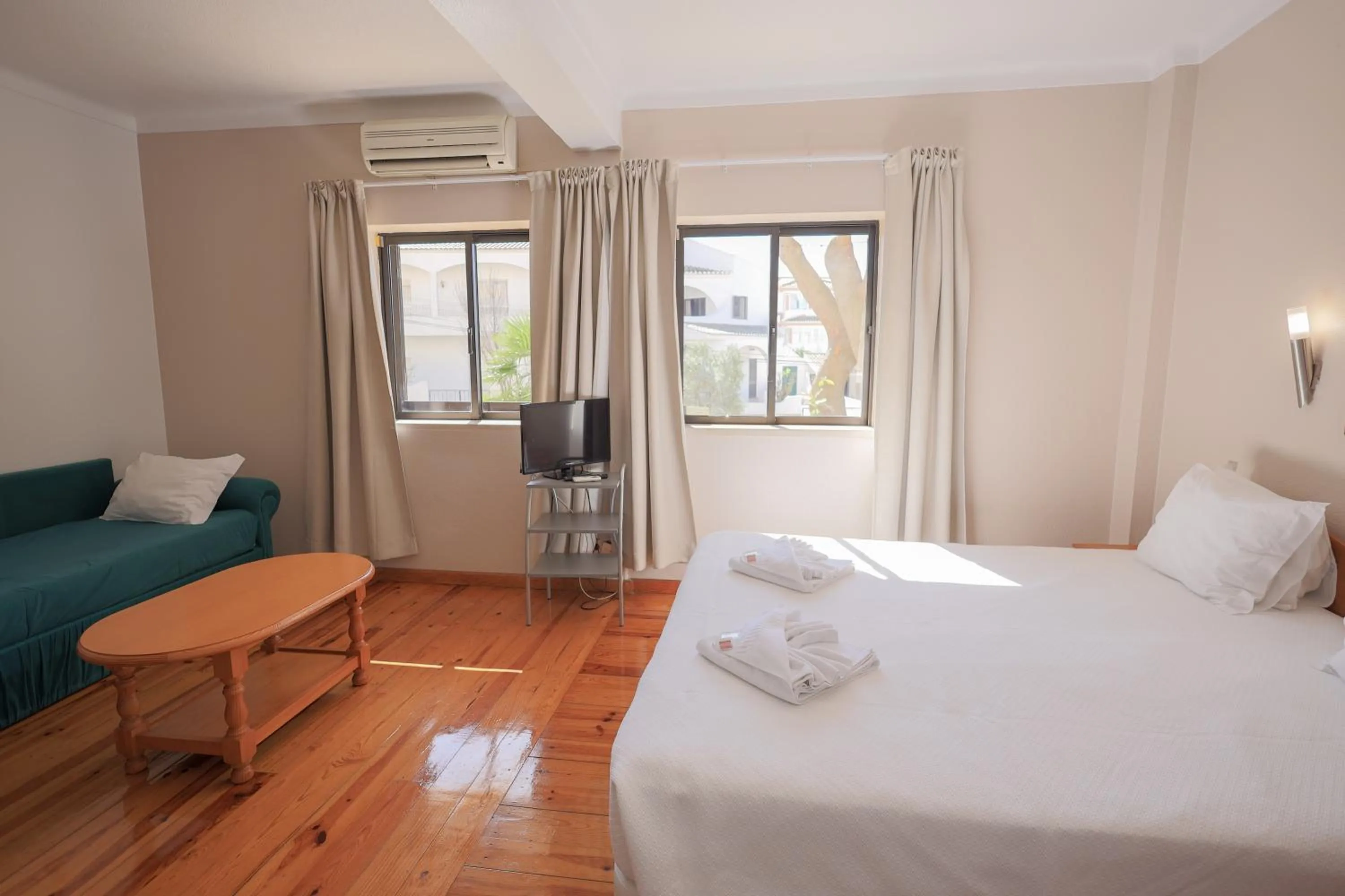 Bedroom, Bed in Portimão Center Hotel by Umbral